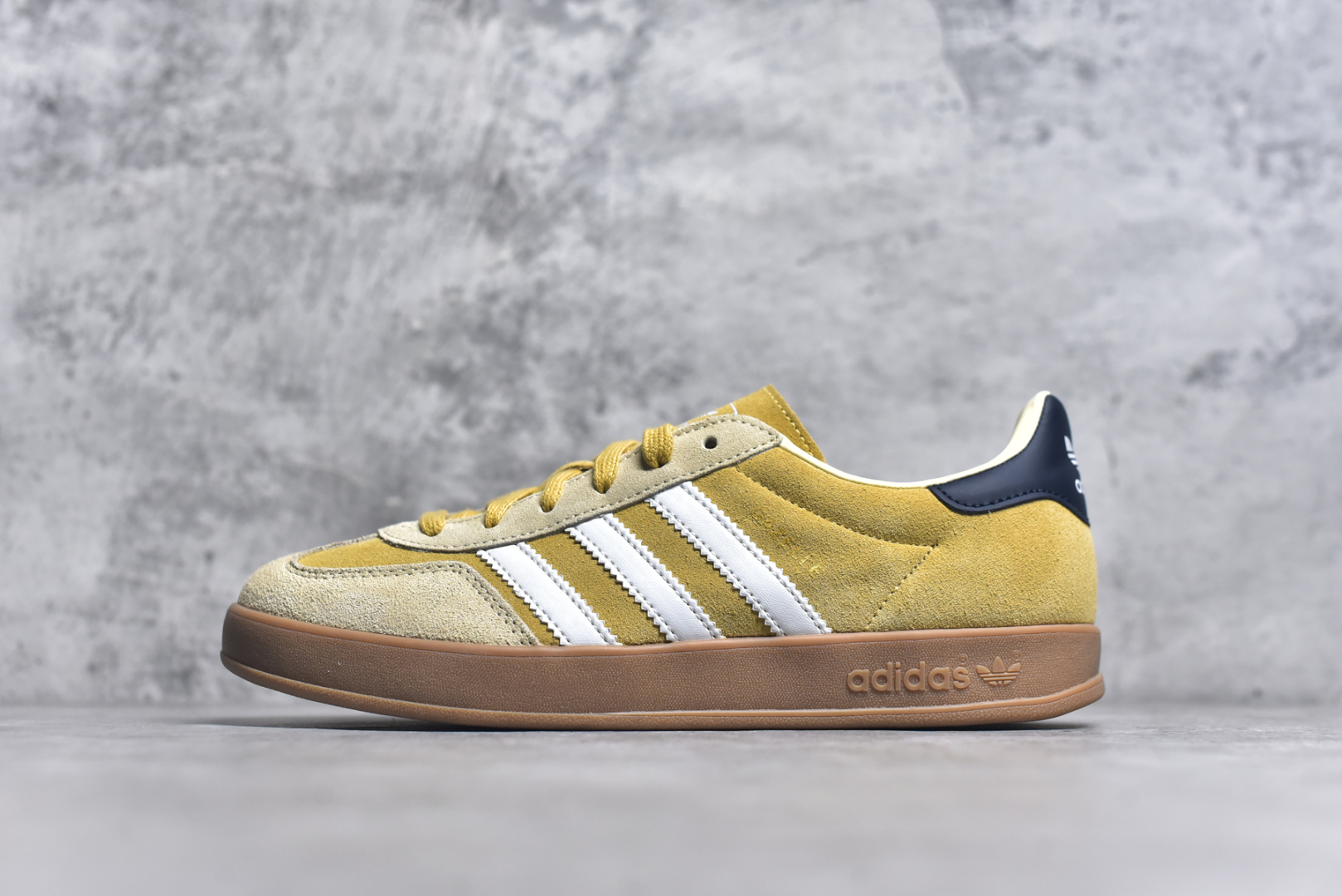 #AD Gazelle Indoor Trainers 羚羊内训系列低帮复古百搭休闲运动德训风板鞋 JI3523 90年代经典的复刻版！自60年代以足球训练鞋面世以来,Gazelle就以其经典设计席卷全球。1991年版本的复刻,再造经典Gazelle。采用皮革打造,搭配浊色细节,让这款经典更加简约。尺码：35-45-选品中心