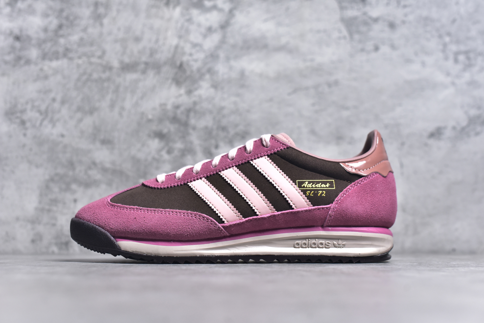 #AD Wmns SL72 OG 系列德训足球风百搭低帮休闲运动板鞋 JP5200 采用高弹EVA+MODEL+RB三层组合底 区别市面RB一体大底 三层组合鞋底重量与原鞋一致 Originals 将有「T 头鞋」造型的诞生于 1972 年的 SL72 鞋款复刻带回 各位买鞋又有新选择了 1972 年 SL72 问世后 引领了后来阿迪达斯的跑鞋发展方向 其中「SL」代表了 Super Light 彰显了产品轻便的特性 1972 年 SL72 问世后 引领了后来阿迪达斯的跑鞋发展方向 其中「SL」代表了 Super Light 彰显了产品轻便的特性 这次 Originals 延续其轻质经典的基因 带来男女两款 SL72 男生款带来 SL72 RS 鞋型 RS 意为 Reshaped（重塑）鞋款在保留了经典的外观基础上 在尼龙材质里增加了填充物 使鞋型更加挺立和饱满 鞋头则更加圆润 鞋底的 EVA 材质则增加了鞋款的高度 女生款则带来 SL72 OG W 鞋型 OG 顾名思义则是致敬经典款式 相较于 RS（Reshaped）鞋款 鞋身更加纤细 其整体鞋身轮廓、线条、细节、材质上尊崇 70 年代 SL72 的设计 还原经典味道 尺码：36-45-选品中心