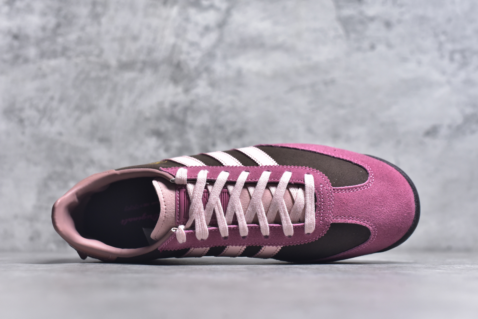 图片[4]-#AD Wmns SL72 OG 系列德训足球风百搭低帮休闲运动板鞋 JP5200 采用高弹EVA+MODEL+RB三层组合底 区别市面RB一体大底 三层组合鞋底重量与原鞋一致 Originals 将有「T 头鞋」造型的诞生于 1972 年的 SL72 鞋款复刻带回 各位买鞋又有新选择了 1972 年 SL72 问世后 引领了后来阿迪达斯的跑鞋发展方向 其中「SL」代表了 Super Light 彰显了产品轻便的特性 1972 年 SL72 问世后 引领了后来阿迪达斯的跑鞋发展方向 其中「SL」代表了 Super Light 彰显了产品轻便的特性 这次 Originals 延续其轻质经典的基因 带来男女两款 SL72 男生款带来 SL72 RS 鞋型 RS 意为 Reshaped（重塑）鞋款在保留了经典的外观基础上 在尼龙材质里增加了填充物 使鞋型更加挺立和饱满 鞋头则更加圆润 鞋底的 EVA 材质则增加了鞋款的高度 女生款则带来 SL72 OG W 鞋型 OG 顾名思义则是致敬经典款式 相较于 RS（Reshaped）鞋款 鞋身更加纤细 其整体鞋身轮廓、线条、细节、材质上尊崇 70 年代 SL72 的设计 还原经典味道 尺码：36-45-选品中心