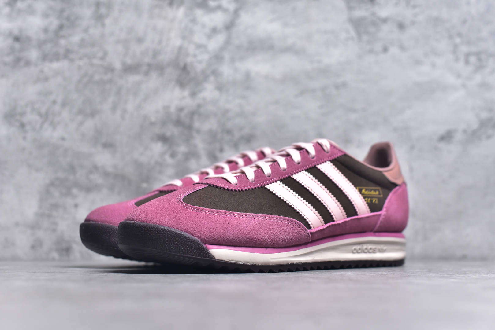 图片[2]-#AD Wmns SL72 OG 系列德训足球风百搭低帮休闲运动板鞋 JP5200 采用高弹EVA+MODEL+RB三层组合底 区别市面RB一体大底 三层组合鞋底重量与原鞋一致 Originals 将有「T 头鞋」造型的诞生于 1972 年的 SL72 鞋款复刻带回 各位买鞋又有新选择了 1972 年 SL72 问世后 引领了后来阿迪达斯的跑鞋发展方向 其中「SL」代表了 Super Light 彰显了产品轻便的特性 1972 年 SL72 问世后 引领了后来阿迪达斯的跑鞋发展方向 其中「SL」代表了 Super Light 彰显了产品轻便的特性 这次 Originals 延续其轻质经典的基因 带来男女两款 SL72 男生款带来 SL72 RS 鞋型 RS 意为 Reshaped（重塑）鞋款在保留了经典的外观基础上 在尼龙材质里增加了填充物 使鞋型更加挺立和饱满 鞋头则更加圆润 鞋底的 EVA 材质则增加了鞋款的高度 女生款则带来 SL72 OG W 鞋型 OG 顾名思义则是致敬经典款式 相较于 RS（Reshaped）鞋款 鞋身更加纤细 其整体鞋身轮廓、线条、细节、材质上尊崇 70 年代 SL72 的设计 还原经典味道 尺码：36-45-选品中心