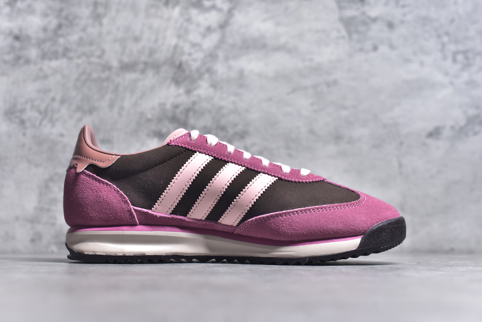 图片[3]-#AD Wmns SL72 OG 系列德训足球风百搭低帮休闲运动板鞋 JP5200 采用高弹EVA+MODEL+RB三层组合底 区别市面RB一体大底 三层组合鞋底重量与原鞋一致 Originals 将有「T 头鞋」造型的诞生于 1972 年的 SL72 鞋款复刻带回 各位买鞋又有新选择了 1972 年 SL72 问世后 引领了后来阿迪达斯的跑鞋发展方向 其中「SL」代表了 Super Light 彰显了产品轻便的特性 1972 年 SL72 问世后 引领了后来阿迪达斯的跑鞋发展方向 其中「SL」代表了 Super Light 彰显了产品轻便的特性 这次 Originals 延续其轻质经典的基因 带来男女两款 SL72 男生款带来 SL72 RS 鞋型 RS 意为 Reshaped（重塑）鞋款在保留了经典的外观基础上 在尼龙材质里增加了填充物 使鞋型更加挺立和饱满 鞋头则更加圆润 鞋底的 EVA 材质则增加了鞋款的高度 女生款则带来 SL72 OG W 鞋型 OG 顾名思义则是致敬经典款式 相较于 RS（Reshaped）鞋款 鞋身更加纤细 其整体鞋身轮廓、线条、细节、材质上尊崇 70 年代 SL72 的设计 还原经典味道 尺码：36-45-选品中心