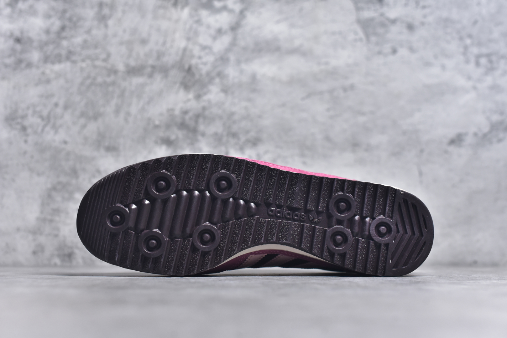 图片[6]-#AD Wmns SL72 OG 系列德训足球风百搭低帮休闲运动板鞋 JP5200 采用高弹EVA+MODEL+RB三层组合底 区别市面RB一体大底 三层组合鞋底重量与原鞋一致 Originals 将有「T 头鞋」造型的诞生于 1972 年的 SL72 鞋款复刻带回 各位买鞋又有新选择了 1972 年 SL72 问世后 引领了后来阿迪达斯的跑鞋发展方向 其中「SL」代表了 Super Light 彰显了产品轻便的特性 1972 年 SL72 问世后 引领了后来阿迪达斯的跑鞋发展方向 其中「SL」代表了 Super Light 彰显了产品轻便的特性 这次 Originals 延续其轻质经典的基因 带来男女两款 SL72 男生款带来 SL72 RS 鞋型 RS 意为 Reshaped（重塑）鞋款在保留了经典的外观基础上 在尼龙材质里增加了填充物 使鞋型更加挺立和饱满 鞋头则更加圆润 鞋底的 EVA 材质则增加了鞋款的高度 女生款则带来 SL72 OG W 鞋型 OG 顾名思义则是致敬经典款式 相较于 RS（Reshaped）鞋款 鞋身更加纤细 其整体鞋身轮廓、线条、细节、材质上尊崇 70 年代 SL72 的设计 还原经典味道 尺码：36-45-选品中心
