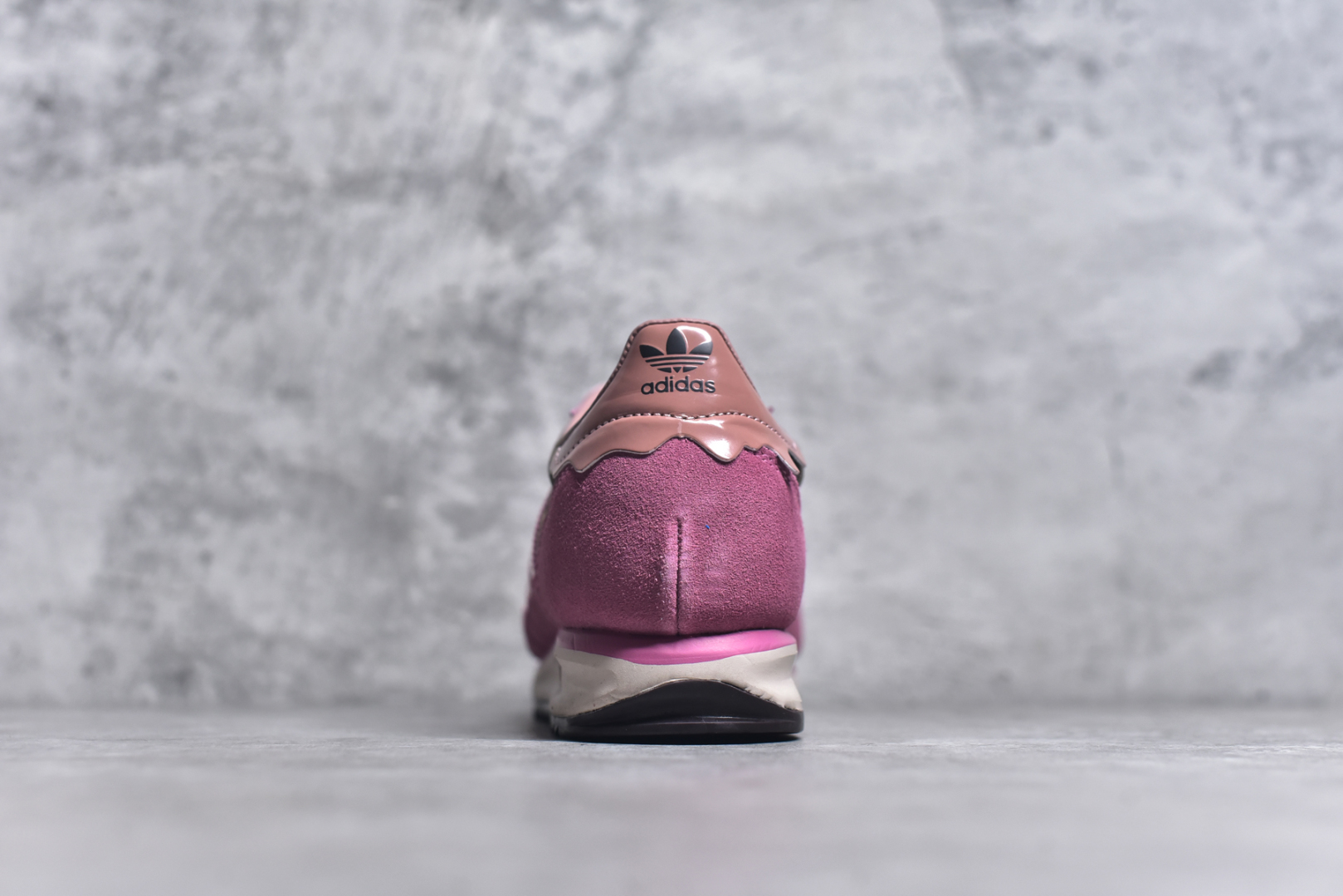 图片[5]-#AD Wmns SL72 OG 系列德训足球风百搭低帮休闲运动板鞋 JP5200 采用高弹EVA+MODEL+RB三层组合底 区别市面RB一体大底 三层组合鞋底重量与原鞋一致 Originals 将有「T 头鞋」造型的诞生于 1972 年的 SL72 鞋款复刻带回 各位买鞋又有新选择了 1972 年 SL72 问世后 引领了后来阿迪达斯的跑鞋发展方向 其中「SL」代表了 Super Light 彰显了产品轻便的特性 1972 年 SL72 问世后 引领了后来阿迪达斯的跑鞋发展方向 其中「SL」代表了 Super Light 彰显了产品轻便的特性 这次 Originals 延续其轻质经典的基因 带来男女两款 SL72 男生款带来 SL72 RS 鞋型 RS 意为 Reshaped（重塑）鞋款在保留了经典的外观基础上 在尼龙材质里增加了填充物 使鞋型更加挺立和饱满 鞋头则更加圆润 鞋底的 EVA 材质则增加了鞋款的高度 女生款则带来 SL72 OG W 鞋型 OG 顾名思义则是致敬经典款式 相较于 RS（Reshaped）鞋款 鞋身更加纤细 其整体鞋身轮廓、线条、细节、材质上尊崇 70 年代 SL72 的设计 还原经典味道 尺码：36-45-选品中心