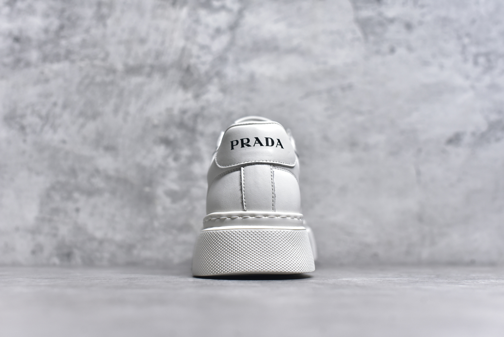 图片[5]-#PRADA 普拉达 厚底徽标 低帮休闲运动鞋 广东大厂品质 专柜同步 大气个性更潮更抢眼更追求档次，它将颠覆旧念，与您共度时尚潮人必备! 面料采用原版进口小牛皮 牛皮内里垫脚 橡胶发泡大底 轻便防滑耐磨 脚感舒适 款式耐看做工精细 配以简洁利落的鞋楦 彰显男人的果敢和硬朗 尺码：39 40 41 42 43 44 比运动鞋偏大一码-选品中心