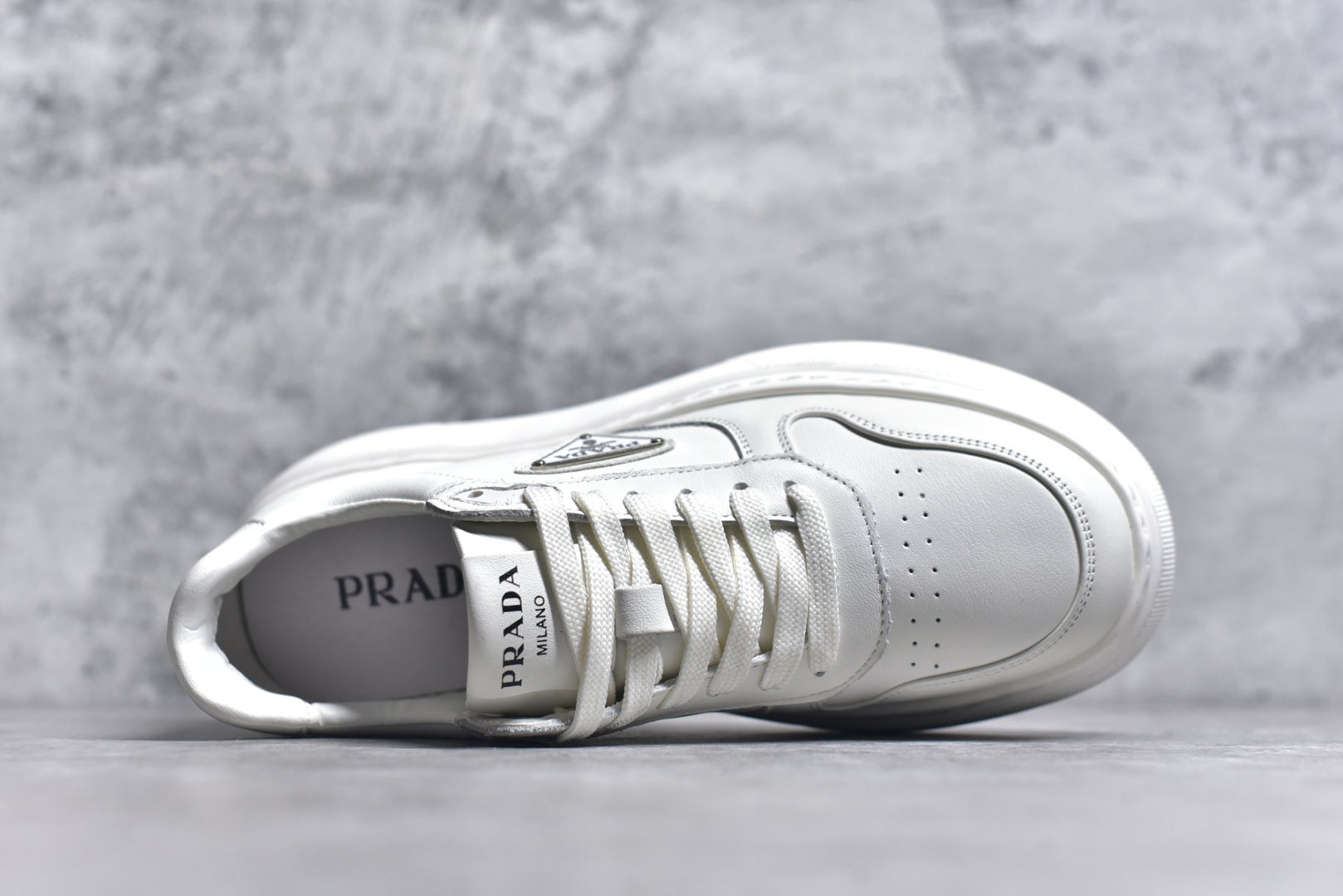 图片[4]-#PRADA 普拉达 厚底徽标 低帮休闲运动鞋 广东大厂品质 专柜同步 大气个性更潮更抢眼更追求档次，它将颠覆旧念，与您共度时尚潮人必备! 面料采用原版进口小牛皮 牛皮内里垫脚 橡胶发泡大底 轻便防滑耐磨 脚感舒适 款式耐看做工精细 配以简洁利落的鞋楦 彰显男人的果敢和硬朗 尺码：39 40 41 42 43 44 比运动鞋偏大一码-选品中心
