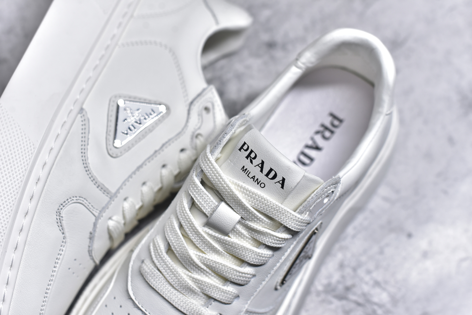 图片[9]-#PRADA 普拉达 厚底徽标 低帮休闲运动鞋 广东大厂品质 专柜同步 大气个性更潮更抢眼更追求档次，它将颠覆旧念，与您共度时尚潮人必备! 面料采用原版进口小牛皮 牛皮内里垫脚 橡胶发泡大底 轻便防滑耐磨 脚感舒适 款式耐看做工精细 配以简洁利落的鞋楦 彰显男人的果敢和硬朗 尺码：39 40 41 42 43 44 比运动鞋偏大一码-选品中心