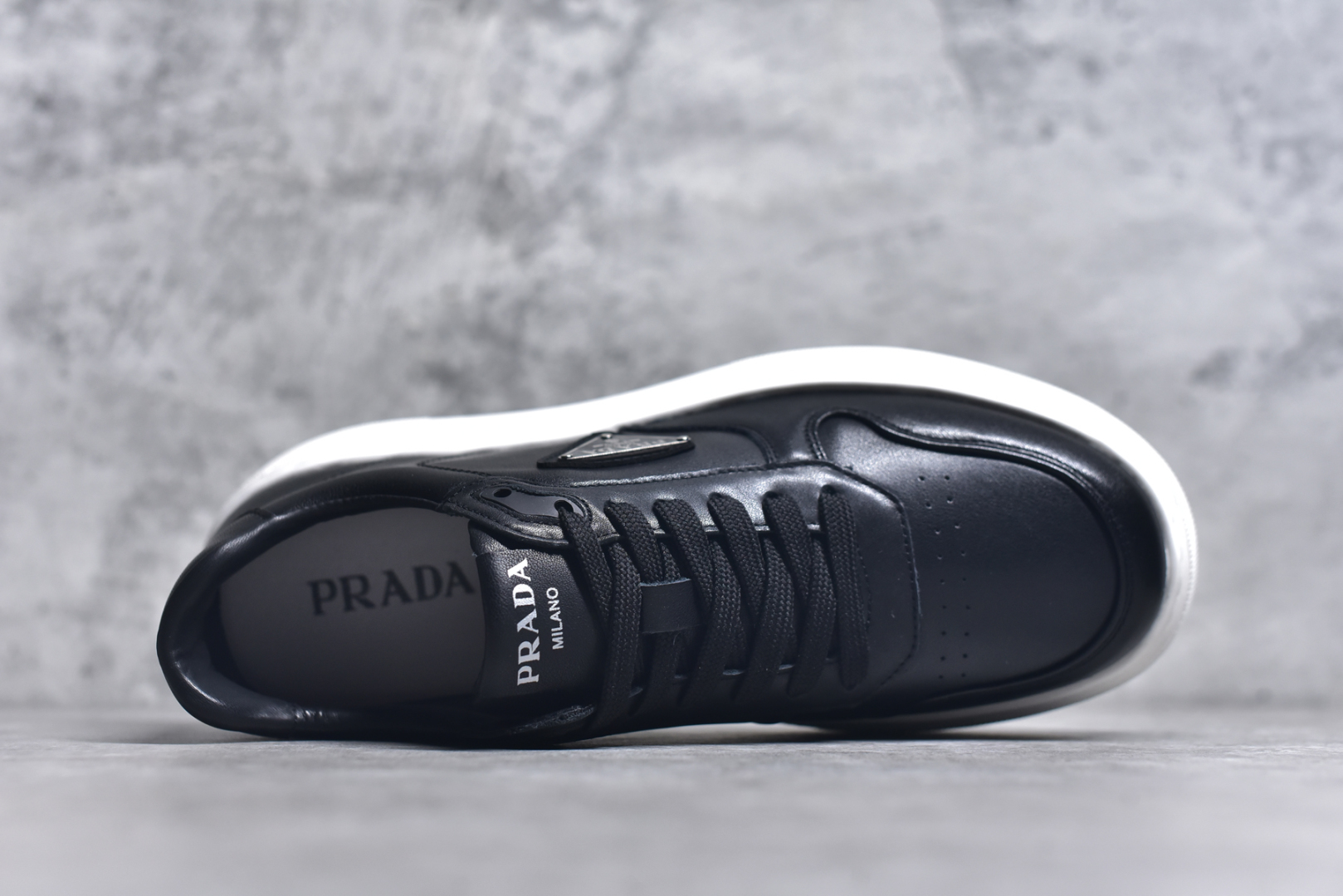图片[4]-#PRADA 普拉达 厚底徽标 低帮休闲运动鞋 广东大厂品质 专柜同步 大气个性更潮更抢眼更追求档次，它将颠覆旧念，与您共度时尚潮人必备! 面料采用原版进口小牛皮 牛皮内里垫脚 橡胶发泡大底 轻便防滑耐磨 脚感舒适 款式耐看做工精细 配以简洁利落的鞋楦 彰显男人的果敢和硬朗 尺码：39 40 41 42 43 44 比运动鞋偏大一码-选品中心