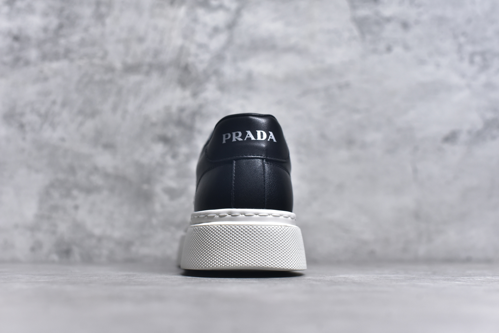 图片[5]-#PRADA 普拉达 厚底徽标 低帮休闲运动鞋 广东大厂品质 专柜同步 大气个性更潮更抢眼更追求档次，它将颠覆旧念，与您共度时尚潮人必备! 面料采用原版进口小牛皮 牛皮内里垫脚 橡胶发泡大底 轻便防滑耐磨 脚感舒适 款式耐看做工精细 配以简洁利落的鞋楦 彰显男人的果敢和硬朗 尺码：39 40 41 42 43 44 比运动鞋偏大一码-选品中心