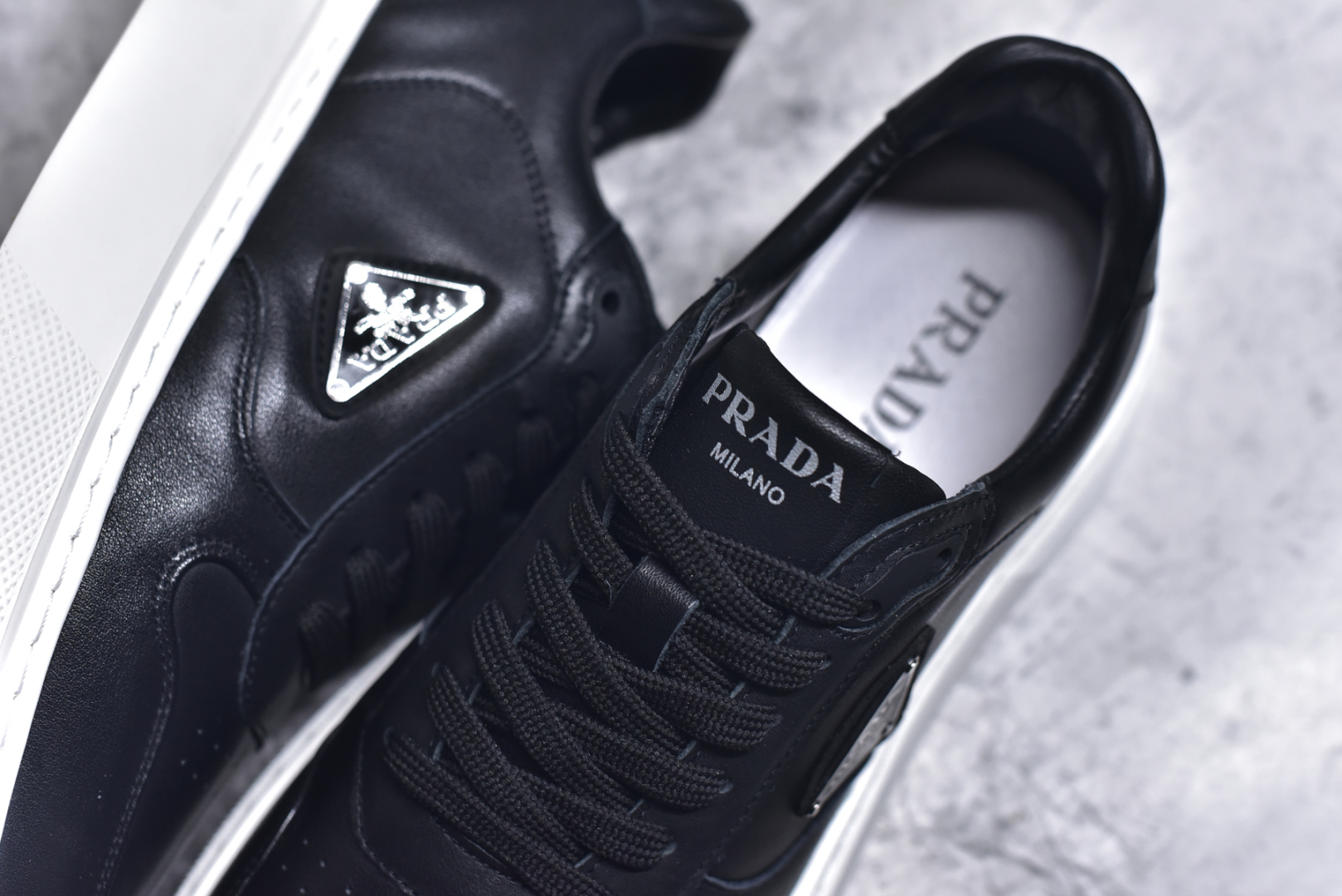 图片[9]-#PRADA 普拉达 厚底徽标 低帮休闲运动鞋 广东大厂品质 专柜同步 大气个性更潮更抢眼更追求档次，它将颠覆旧念，与您共度时尚潮人必备! 面料采用原版进口小牛皮 牛皮内里垫脚 橡胶发泡大底 轻便防滑耐磨 脚感舒适 款式耐看做工精细 配以简洁利落的鞋楦 彰显男人的果敢和硬朗 尺码：39 40 41 42 43 44 比运动鞋偏大一码-选品中心