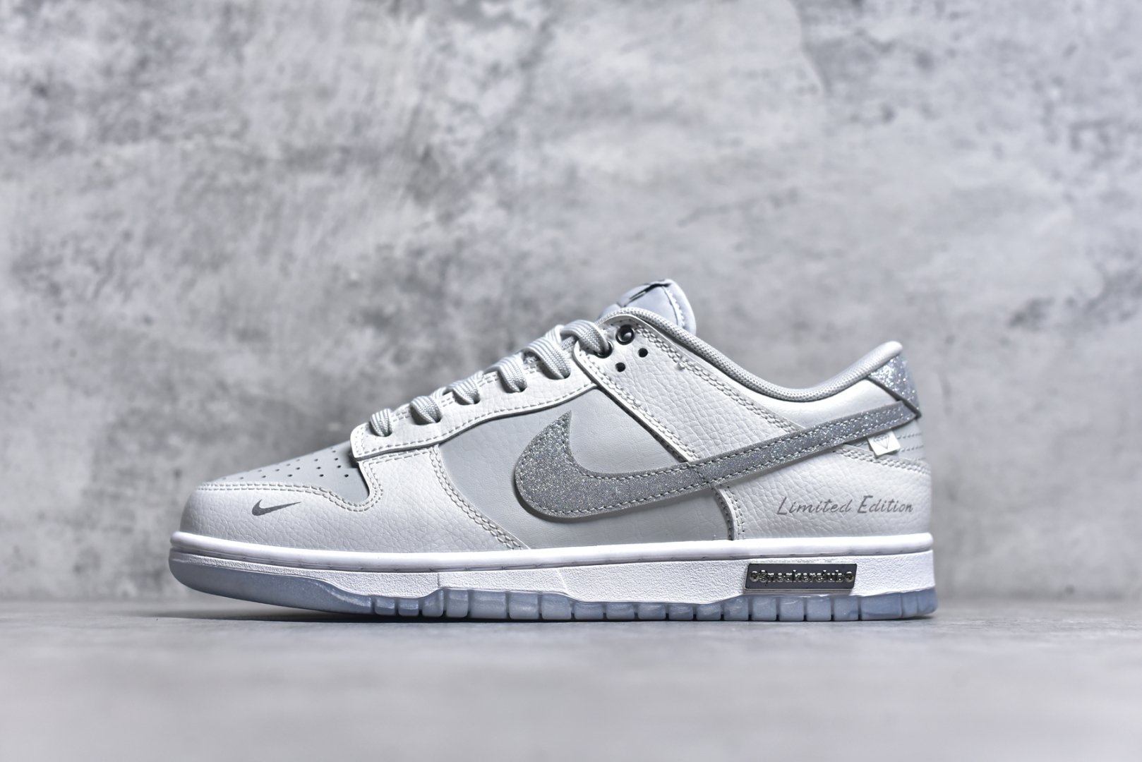 #Nike SB Dunk Low 白色恋人 闪钻 周年高端定制 低帮休闲板鞋 WG0218-018 #定制鞋盒 大厂纯原品质出货 超高清洁度 皮料切割干净无任何毛边 细节完美 尺码：36 36.5 37.5 38 36.5 39 40 40.5 41 42 42.5 43 44 44.5 45 9.E5-选品中心
