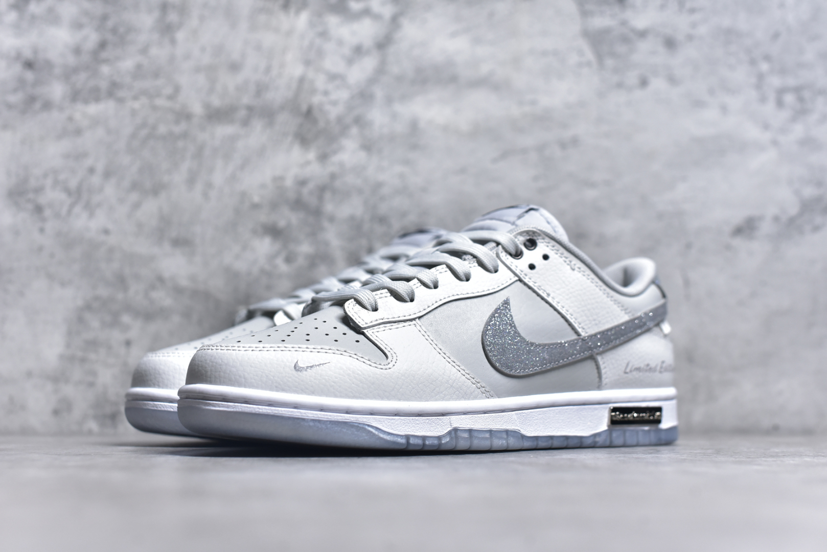 图片[2]-#Nike SB Dunk Low 白色恋人 闪钻 周年高端定制 低帮休闲板鞋 WG0218-018 #定制鞋盒 大厂纯原品质出货 超高清洁度 皮料切割干净无任何毛边 细节完美 尺码：36 36.5 37.5 38 36.5 39 40 40.5 41 42 42.5 43 44 44.5 45 9.E5-选品中心