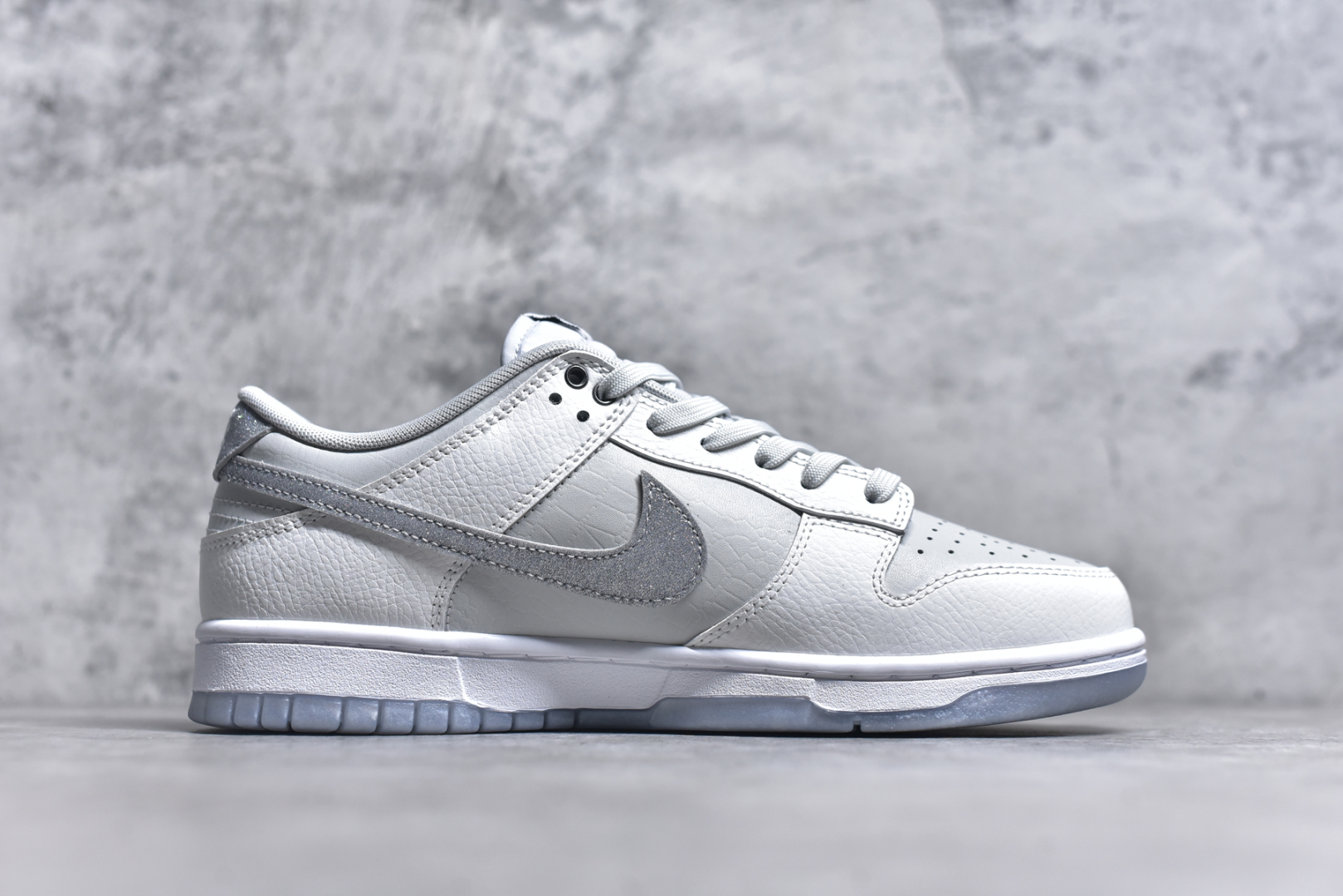 图片[3]-#Nike SB Dunk Low 白色恋人 闪钻 周年高端定制 低帮休闲板鞋 WG0218-018 #定制鞋盒 大厂纯原品质出货 超高清洁度 皮料切割干净无任何毛边 细节完美 尺码：36 36.5 37.5 38 36.5 39 40 40.5 41 42 42.5 43 44 44.5 45 9.E5-选品中心