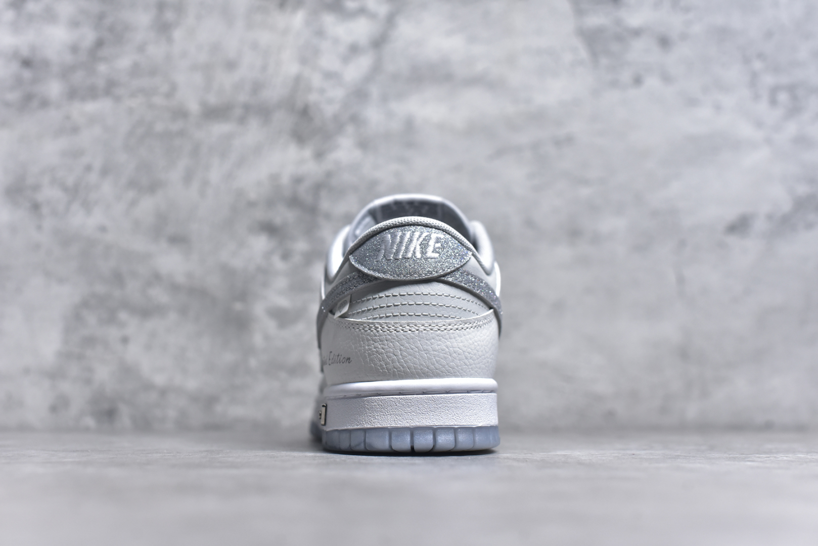 图片[5]-#Nike SB Dunk Low 白色恋人 闪钻 周年高端定制 低帮休闲板鞋 WG0218-018 #定制鞋盒 大厂纯原品质出货 超高清洁度 皮料切割干净无任何毛边 细节完美 尺码：36 36.5 37.5 38 36.5 39 40 40.5 41 42 42.5 43 44 44.5 45 9.E5-选品中心