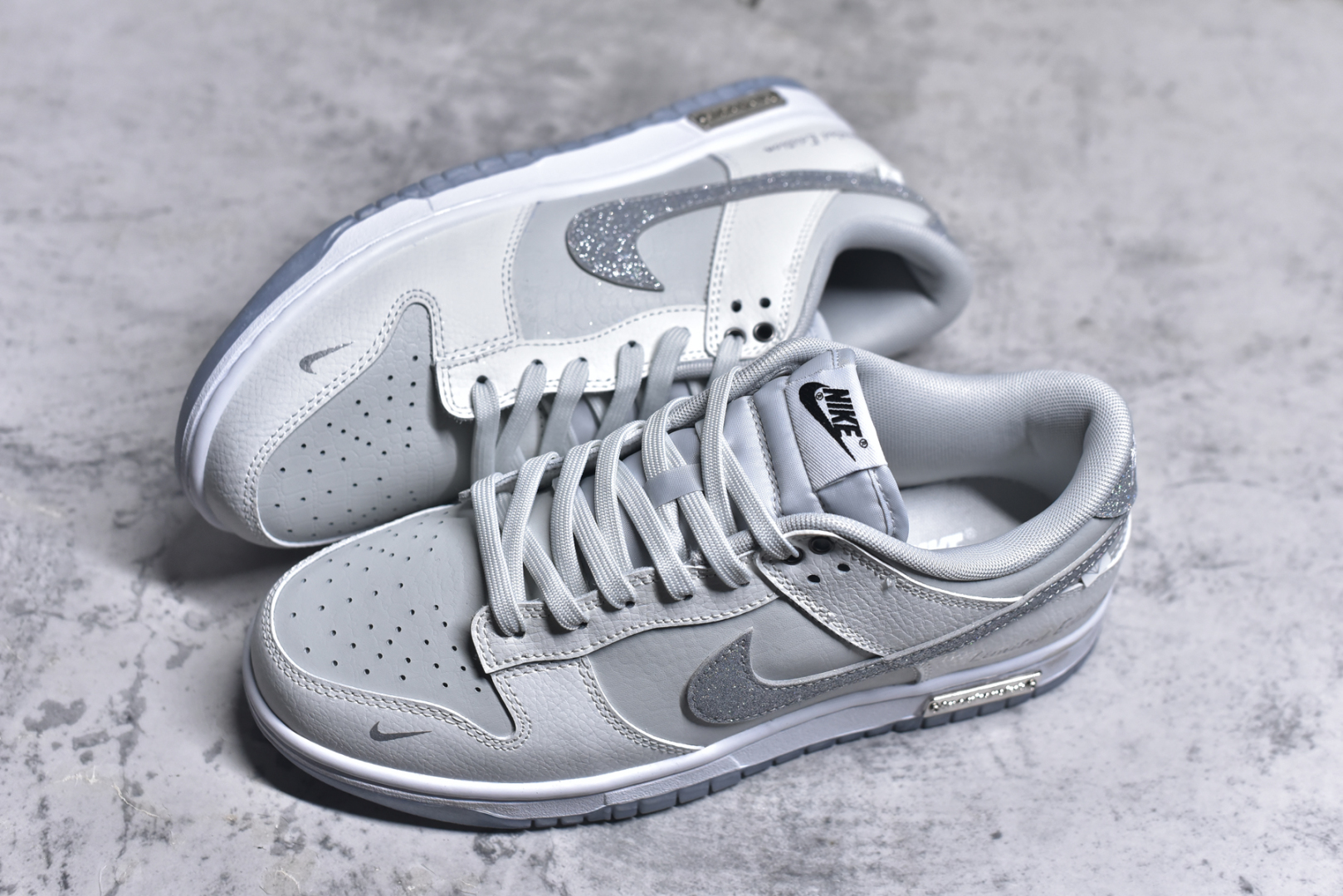 图片[7]-#Nike SB Dunk Low 白色恋人 闪钻 周年高端定制 低帮休闲板鞋 WG0218-018 #定制鞋盒 大厂纯原品质出货 超高清洁度 皮料切割干净无任何毛边 细节完美 尺码：36 36.5 37.5 38 36.5 39 40 40.5 41 42 42.5 43 44 44.5 45 9.E5-选品中心