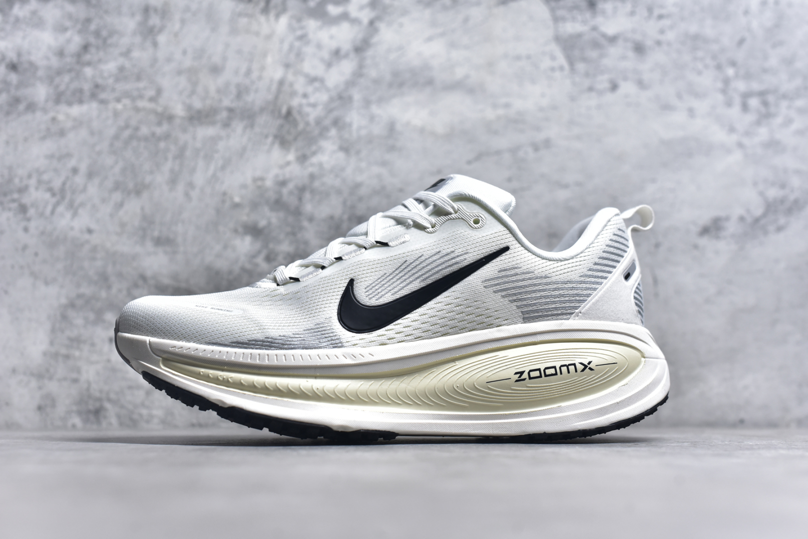 #NK Air Zoom Vomero 18 轻便舒适公路跑步鞋 HM6803-101 质感柔软 弹力充沛 助力一路畅跑 乐享不停 厚实泡绵缔造舒适的回弹效果 铸就出色跑步表现 该鞋款轻盈透气 带你步入舒适新境界 疾速刺激感和非凡舒适脚感交织 定能让跑者在迈步间找到渴望已久的跑步乐趣 自如掌控跑步节奏、配速和里程 足底缓震配置赋予双足柔软舒适感受 助你一路畅跑 缓震设计 在双足触地时有助提供舒适脚感 搭载性能出众的 ZoomX 和 Cushlon 泡绵 营造柔软舒适脚感 助你稳稳迈步 基于跑者反馈 简化中底设计 带来出色舒适感 尺码：36 36.5 37.5 38 38.5 39 40 40.5 41 42 42.5 43 44 44.5 45-选品中心