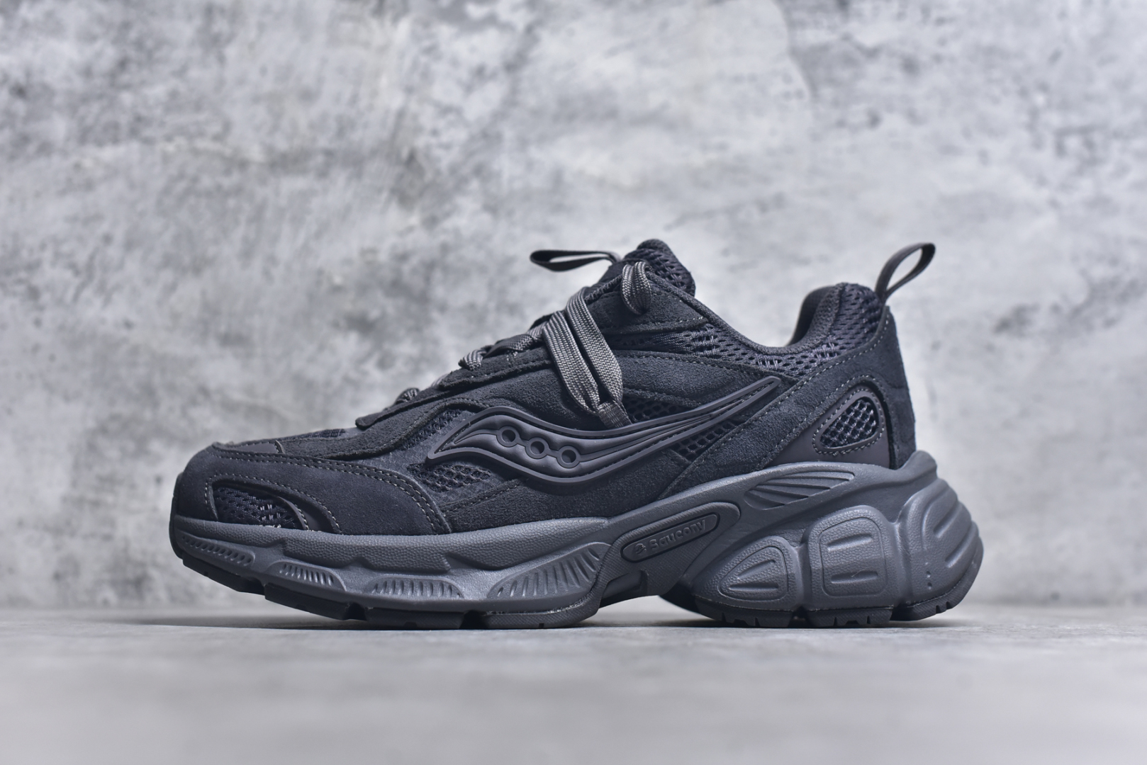#Saucony 2k Cavalry 索康尼骑士2K系列低帮复古老爹风增高休闲运动慢跑鞋 创立至今已经125周年的Saucony一直致力于打造专业性能的跑鞋 让跑者们拥有极致的运动体验 同时大量Saucony Originals的鞋型与外观设计一直被奉为经典 它们身上的复古时尚基因影响了潮流文化的发展 引领着新世代的审美 这一次Saucony Originals带来全新2K CAVALRY「骑士鞋」从经典鞋型中出发 结合当今潮流的设计 演绎不一样的千禧魅力 在本次「House Of Saucony」快闪空间 Saucony重磅发布了全新鞋款：骑士鞋 2K CAVALRY 全新的 2K CAVALRY在Saucony人气常青鞋款Cohesion 2K的基础上重新设计 外形上2K CAVALRY延续了Cohesion 2K的基因 采用了极具辨识度的千禧年风格跑鞋廓形设计 个性且时尚 鞋面加入了大量线条勾勒 与Saucony的经典Logo完美融合 带来了层次感的同时提供了视觉冲击力 同时大底部分采用了更加夸张的厚底设计 增强了鞋子的时尚属性的同时带来了增高效果 全新的 2K CAVALRY采用了低饱和度的颜色设计 以银灰色为主 更加简约百搭 适合不同风格的年轻人 尺码：36-45-选品中心