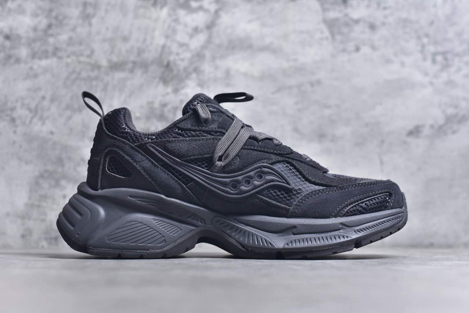 图片[3]-#Saucony 2k Cavalry 索康尼骑士2K系列低帮复古老爹风增高休闲运动慢跑鞋 创立至今已经125周年的Saucony一直致力于打造专业性能的跑鞋 让跑者们拥有极致的运动体验 同时大量Saucony Originals的鞋型与外观设计一直被奉为经典 它们身上的复古时尚基因影响了潮流文化的发展 引领着新世代的审美 这一次Saucony Originals带来全新2K CAVALRY「骑士鞋」从经典鞋型中出发 结合当今潮流的设计 演绎不一样的千禧魅力 在本次「House Of Saucony」快闪空间 Saucony重磅发布了全新鞋款：骑士鞋 2K CAVALRY 全新的 2K CAVALRY在Saucony人气常青鞋款Cohesion 2K的基础上重新设计 外形上2K CAVALRY延续了Cohesion 2K的基因 采用了极具辨识度的千禧年风格跑鞋廓形设计 个性且时尚 鞋面加入了大量线条勾勒 与Saucony的经典Logo完美融合 带来了层次感的同时提供了视觉冲击力 同时大底部分采用了更加夸张的厚底设计 增强了鞋子的时尚属性的同时带来了增高效果 全新的 2K CAVALRY采用了低饱和度的颜色设计 以银灰色为主 更加简约百搭 适合不同风格的年轻人 尺码：36-45-选品中心