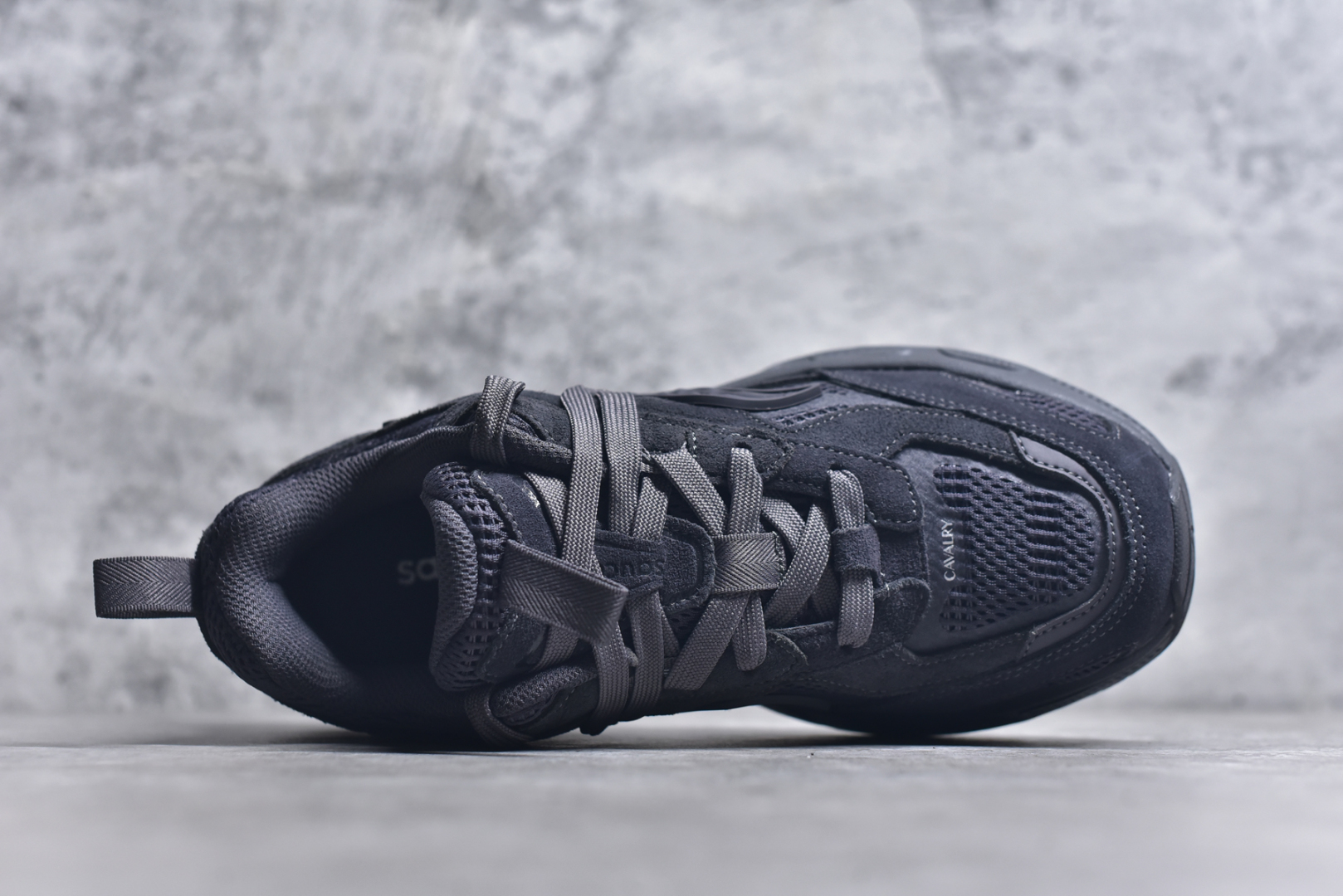 图片[4]-#Saucony 2k Cavalry 索康尼骑士2K系列低帮复古老爹风增高休闲运动慢跑鞋 创立至今已经125周年的Saucony一直致力于打造专业性能的跑鞋 让跑者们拥有极致的运动体验 同时大量Saucony Originals的鞋型与外观设计一直被奉为经典 它们身上的复古时尚基因影响了潮流文化的发展 引领着新世代的审美 这一次Saucony Originals带来全新2K CAVALRY「骑士鞋」从经典鞋型中出发 结合当今潮流的设计 演绎不一样的千禧魅力 在本次「House Of Saucony」快闪空间 Saucony重磅发布了全新鞋款：骑士鞋 2K CAVALRY 全新的 2K CAVALRY在Saucony人气常青鞋款Cohesion 2K的基础上重新设计 外形上2K CAVALRY延续了Cohesion 2K的基因 采用了极具辨识度的千禧年风格跑鞋廓形设计 个性且时尚 鞋面加入了大量线条勾勒 与Saucony的经典Logo完美融合 带来了层次感的同时提供了视觉冲击力 同时大底部分采用了更加夸张的厚底设计 增强了鞋子的时尚属性的同时带来了增高效果 全新的 2K CAVALRY采用了低饱和度的颜色设计 以银灰色为主 更加简约百搭 适合不同风格的年轻人 尺码：36-45-选品中心