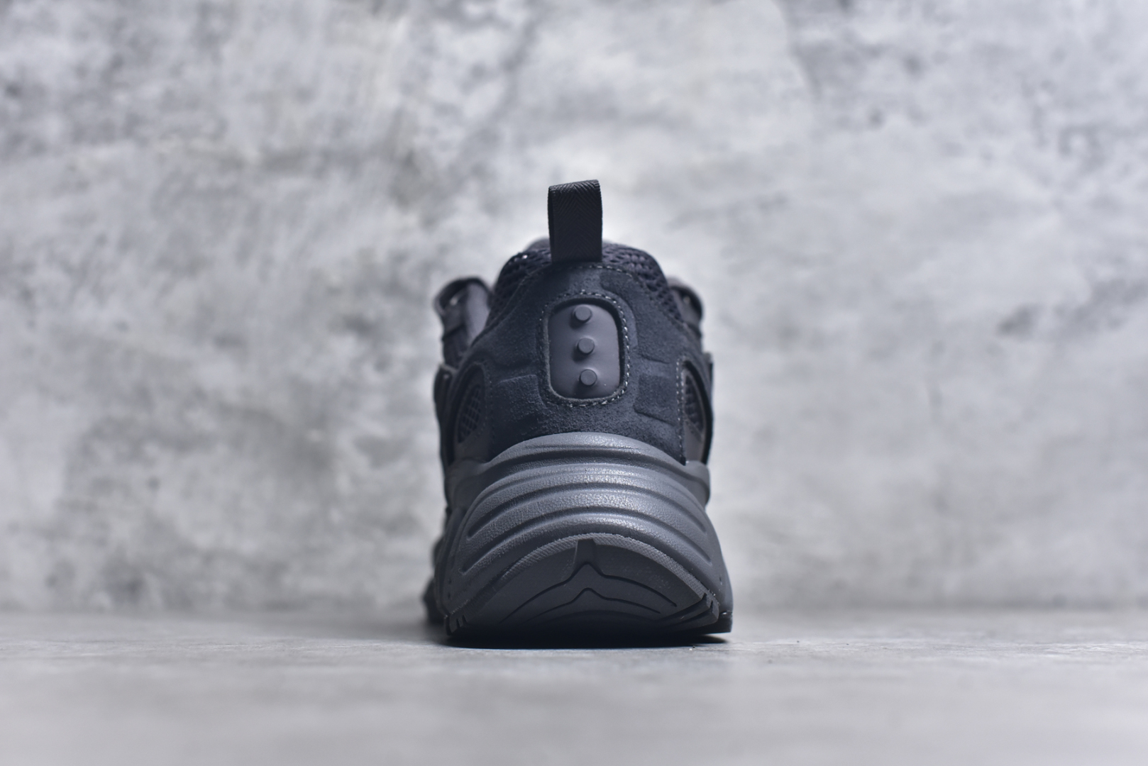 图片[5]-#Saucony 2k Cavalry 索康尼骑士2K系列低帮复古老爹风增高休闲运动慢跑鞋 创立至今已经125周年的Saucony一直致力于打造专业性能的跑鞋 让跑者们拥有极致的运动体验 同时大量Saucony Originals的鞋型与外观设计一直被奉为经典 它们身上的复古时尚基因影响了潮流文化的发展 引领着新世代的审美 这一次Saucony Originals带来全新2K CAVALRY「骑士鞋」从经典鞋型中出发 结合当今潮流的设计 演绎不一样的千禧魅力 在本次「House Of Saucony」快闪空间 Saucony重磅发布了全新鞋款：骑士鞋 2K CAVALRY 全新的 2K CAVALRY在Saucony人气常青鞋款Cohesion 2K的基础上重新设计 外形上2K CAVALRY延续了Cohesion 2K的基因 采用了极具辨识度的千禧年风格跑鞋廓形设计 个性且时尚 鞋面加入了大量线条勾勒 与Saucony的经典Logo完美融合 带来了层次感的同时提供了视觉冲击力 同时大底部分采用了更加夸张的厚底设计 增强了鞋子的时尚属性的同时带来了增高效果 全新的 2K CAVALRY采用了低饱和度的颜色设计 以银灰色为主 更加简约百搭 适合不同风格的年轻人 尺码：36-45-选品中心