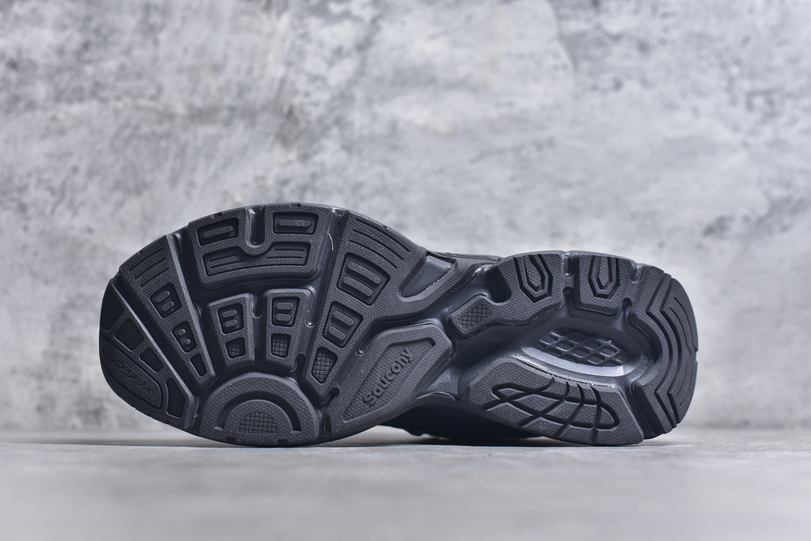 图片[6]-#Saucony 2k Cavalry 索康尼骑士2K系列低帮复古老爹风增高休闲运动慢跑鞋 创立至今已经125周年的Saucony一直致力于打造专业性能的跑鞋 让跑者们拥有极致的运动体验 同时大量Saucony Originals的鞋型与外观设计一直被奉为经典 它们身上的复古时尚基因影响了潮流文化的发展 引领着新世代的审美 这一次Saucony Originals带来全新2K CAVALRY「骑士鞋」从经典鞋型中出发 结合当今潮流的设计 演绎不一样的千禧魅力 在本次「House Of Saucony」快闪空间 Saucony重磅发布了全新鞋款：骑士鞋 2K CAVALRY 全新的 2K CAVALRY在Saucony人气常青鞋款Cohesion 2K的基础上重新设计 外形上2K CAVALRY延续了Cohesion 2K的基因 采用了极具辨识度的千禧年风格跑鞋廓形设计 个性且时尚 鞋面加入了大量线条勾勒 与Saucony的经典Logo完美融合 带来了层次感的同时提供了视觉冲击力 同时大底部分采用了更加夸张的厚底设计 增强了鞋子的时尚属性的同时带来了增高效果 全新的 2K CAVALRY采用了低饱和度的颜色设计 以银灰色为主 更加简约百搭 适合不同风格的年轻人 尺码：36-45-选品中心