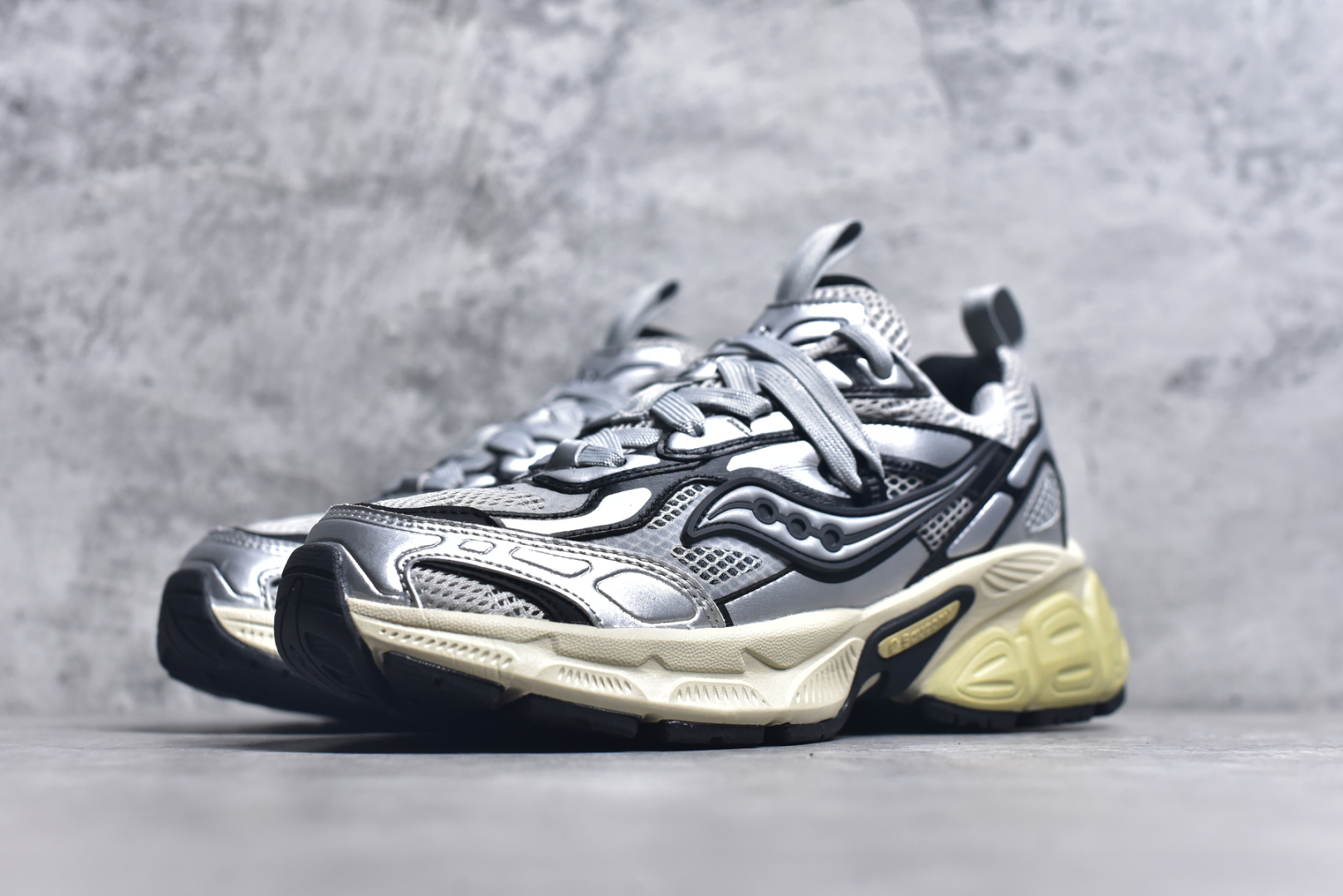 图片[2]-#Saucony 2k Cavalry 索康尼骑士2K系列低帮复古老爹风增高休闲运动慢跑鞋 创立至今已经125周年的Saucony一直致力于打造专业性能的跑鞋 让跑者们拥有极致的运动体验 同时大量Saucony Originals的鞋型与外观设计一直被奉为经典 它们身上的复古时尚基因影响了潮流文化的发展 引领着新世代的审美 这一次Saucony Originals带来全新2K CAVALRY「骑士鞋」从经典鞋型中出发 结合当今潮流的设计 演绎不一样的千禧魅力 在本次「House Of Saucony」快闪空间 Saucony重磅发布了全新鞋款：骑士鞋 2K CAVALRY 全新的 2K CAVALRY在Saucony人气常青鞋款Cohesion 2K的基础上重新设计 外形上2K CAVALRY延续了Cohesion 2K的基因 采用了极具辨识度的千禧年风格跑鞋廓形设计 个性且时尚 鞋面加入了大量线条勾勒 与Saucony的经典Logo完美融合 带来了层次感的同时提供了视觉冲击力 同时大底部分采用了更加夸张的厚底设计 增强了鞋子的时尚属性的同时带来了增高效果 全新的 2K CAVALRY采用了低饱和度的颜色设计 以银灰色为主 更加简约百搭 适合不同风格的年轻人 尺码：36-45-选品中心