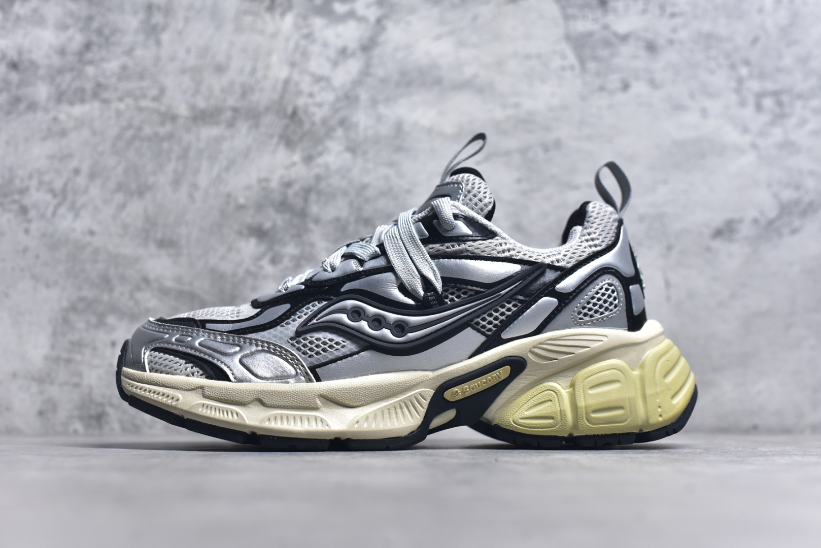 #Saucony 2k Cavalry 索康尼骑士2K系列低帮复古老爹风增高休闲运动慢跑鞋 创立至今已经125周年的Saucony一直致力于打造专业性能的跑鞋 让跑者们拥有极致的运动体验 同时大量Saucony Originals的鞋型与外观设计一直被奉为经典 它们身上的复古时尚基因影响了潮流文化的发展 引领着新世代的审美 这一次Saucony Originals带来全新2K CAVALRY「骑士鞋」从经典鞋型中出发 结合当今潮流的设计 演绎不一样的千禧魅力 在本次「House Of Saucony」快闪空间 Saucony重磅发布了全新鞋款：骑士鞋 2K CAVALRY 全新的 2K CAVALRY在Saucony人气常青鞋款Cohesion 2K的基础上重新设计 外形上2K CAVALRY延续了Cohesion 2K的基因 采用了极具辨识度的千禧年风格跑鞋廓形设计 个性且时尚 鞋面加入了大量线条勾勒 与Saucony的经典Logo完美融合 带来了层次感的同时提供了视觉冲击力 同时大底部分采用了更加夸张的厚底设计 增强了鞋子的时尚属性的同时带来了增高效果 全新的 2K CAVALRY采用了低饱和度的颜色设计 以银灰色为主 更加简约百搭 适合不同风格的年轻人 尺码：36-45-选品中心