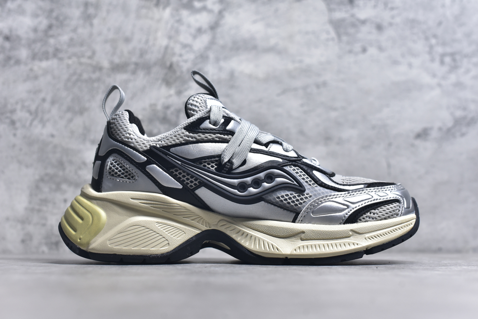 图片[3]-#Saucony 2k Cavalry 索康尼骑士2K系列低帮复古老爹风增高休闲运动慢跑鞋 创立至今已经125周年的Saucony一直致力于打造专业性能的跑鞋 让跑者们拥有极致的运动体验 同时大量Saucony Originals的鞋型与外观设计一直被奉为经典 它们身上的复古时尚基因影响了潮流文化的发展 引领着新世代的审美 这一次Saucony Originals带来全新2K CAVALRY「骑士鞋」从经典鞋型中出发 结合当今潮流的设计 演绎不一样的千禧魅力 在本次「House Of Saucony」快闪空间 Saucony重磅发布了全新鞋款：骑士鞋 2K CAVALRY 全新的 2K CAVALRY在Saucony人气常青鞋款Cohesion 2K的基础上重新设计 外形上2K CAVALRY延续了Cohesion 2K的基因 采用了极具辨识度的千禧年风格跑鞋廓形设计 个性且时尚 鞋面加入了大量线条勾勒 与Saucony的经典Logo完美融合 带来了层次感的同时提供了视觉冲击力 同时大底部分采用了更加夸张的厚底设计 增强了鞋子的时尚属性的同时带来了增高效果 全新的 2K CAVALRY采用了低饱和度的颜色设计 以银灰色为主 更加简约百搭 适合不同风格的年轻人 尺码：36-45-选品中心