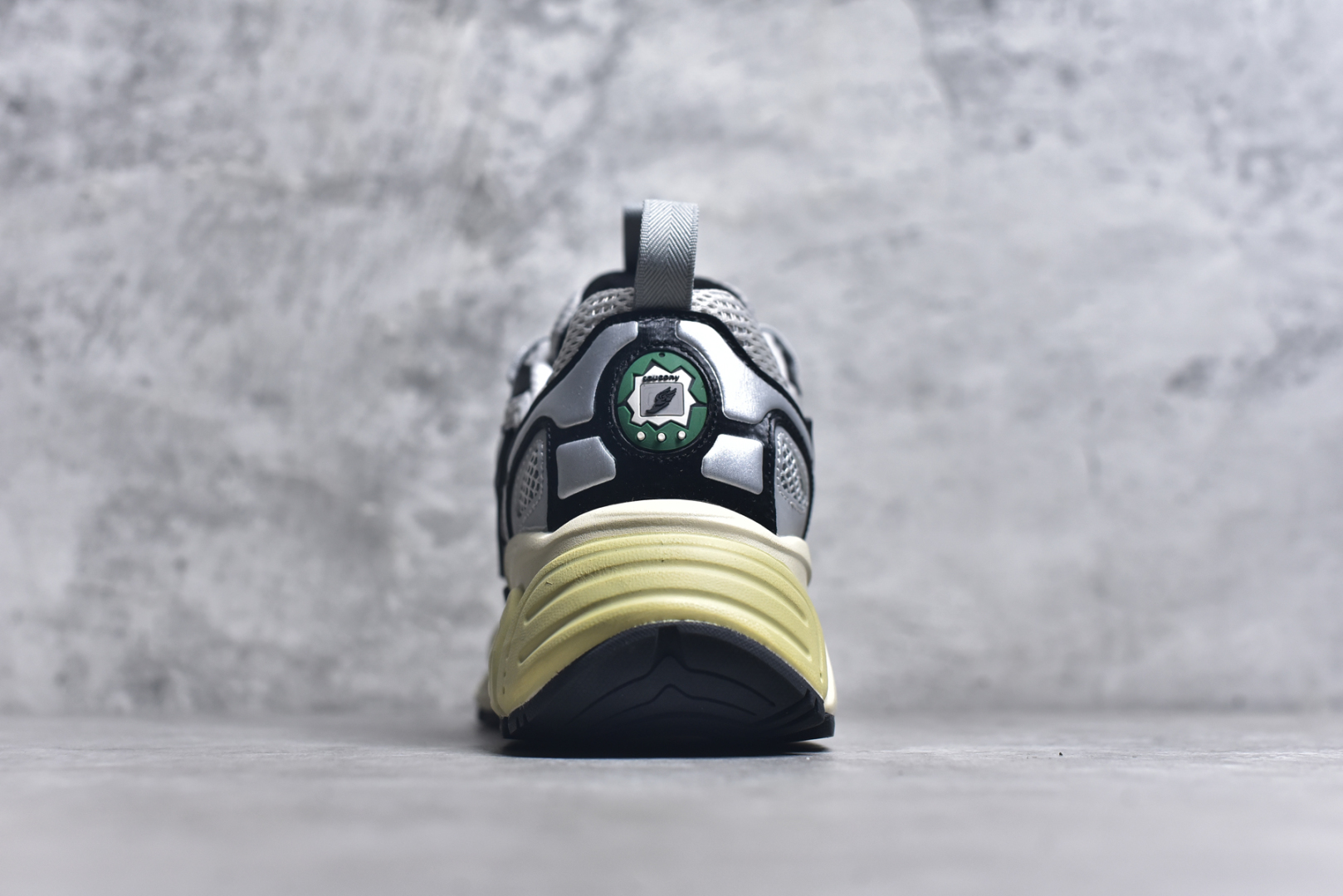 图片[5]-#Saucony 2k Cavalry 索康尼骑士2K系列低帮复古老爹风增高休闲运动慢跑鞋 创立至今已经125周年的Saucony一直致力于打造专业性能的跑鞋 让跑者们拥有极致的运动体验 同时大量Saucony Originals的鞋型与外观设计一直被奉为经典 它们身上的复古时尚基因影响了潮流文化的发展 引领着新世代的审美 这一次Saucony Originals带来全新2K CAVALRY「骑士鞋」从经典鞋型中出发 结合当今潮流的设计 演绎不一样的千禧魅力 在本次「House Of Saucony」快闪空间 Saucony重磅发布了全新鞋款：骑士鞋 2K CAVALRY 全新的 2K CAVALRY在Saucony人气常青鞋款Cohesion 2K的基础上重新设计 外形上2K CAVALRY延续了Cohesion 2K的基因 采用了极具辨识度的千禧年风格跑鞋廓形设计 个性且时尚 鞋面加入了大量线条勾勒 与Saucony的经典Logo完美融合 带来了层次感的同时提供了视觉冲击力 同时大底部分采用了更加夸张的厚底设计 增强了鞋子的时尚属性的同时带来了增高效果 全新的 2K CAVALRY采用了低饱和度的颜色设计 以银灰色为主 更加简约百搭 适合不同风格的年轻人 尺码：36-45-选品中心