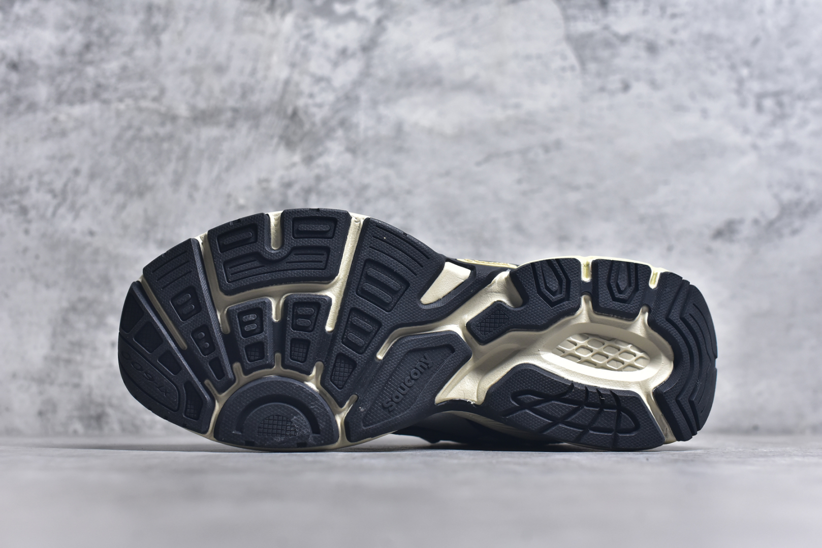 图片[6]-#Saucony 2k Cavalry 索康尼骑士2K系列低帮复古老爹风增高休闲运动慢跑鞋 创立至今已经125周年的Saucony一直致力于打造专业性能的跑鞋 让跑者们拥有极致的运动体验 同时大量Saucony Originals的鞋型与外观设计一直被奉为经典 它们身上的复古时尚基因影响了潮流文化的发展 引领着新世代的审美 这一次Saucony Originals带来全新2K CAVALRY「骑士鞋」从经典鞋型中出发 结合当今潮流的设计 演绎不一样的千禧魅力 在本次「House Of Saucony」快闪空间 Saucony重磅发布了全新鞋款：骑士鞋 2K CAVALRY 全新的 2K CAVALRY在Saucony人气常青鞋款Cohesion 2K的基础上重新设计 外形上2K CAVALRY延续了Cohesion 2K的基因 采用了极具辨识度的千禧年风格跑鞋廓形设计 个性且时尚 鞋面加入了大量线条勾勒 与Saucony的经典Logo完美融合 带来了层次感的同时提供了视觉冲击力 同时大底部分采用了更加夸张的厚底设计 增强了鞋子的时尚属性的同时带来了增高效果 全新的 2K CAVALRY采用了低饱和度的颜色设计 以银灰色为主 更加简约百搭 适合不同风格的年轻人 尺码：36-45-选品中心