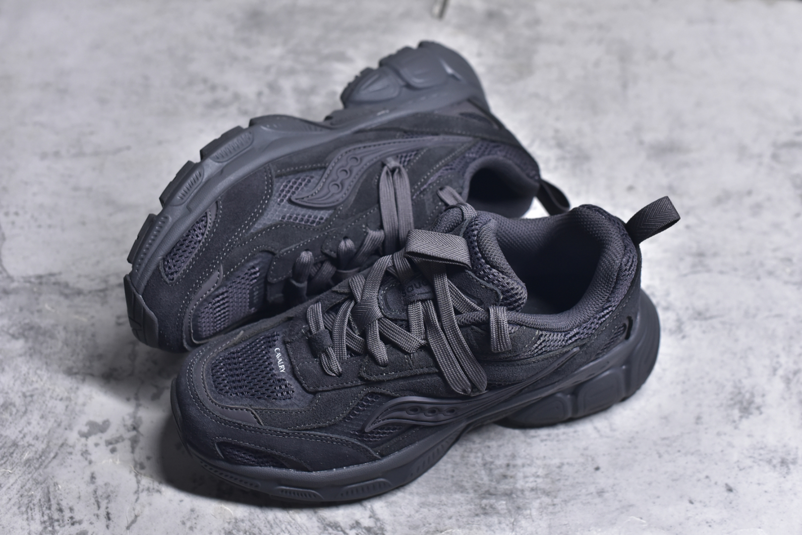 图片[7]-#Saucony 2k Cavalry 索康尼骑士2K系列低帮复古老爹风增高休闲运动慢跑鞋 创立至今已经125周年的Saucony一直致力于打造专业性能的跑鞋 让跑者们拥有极致的运动体验 同时大量Saucony Originals的鞋型与外观设计一直被奉为经典 它们身上的复古时尚基因影响了潮流文化的发展 引领着新世代的审美 这一次Saucony Originals带来全新2K CAVALRY「骑士鞋」从经典鞋型中出发 结合当今潮流的设计 演绎不一样的千禧魅力 在本次「House Of Saucony」快闪空间 Saucony重磅发布了全新鞋款：骑士鞋 2K CAVALRY 全新的 2K CAVALRY在Saucony人气常青鞋款Cohesion 2K的基础上重新设计 外形上2K CAVALRY延续了Cohesion 2K的基因 采用了极具辨识度的千禧年风格跑鞋廓形设计 个性且时尚 鞋面加入了大量线条勾勒 与Saucony的经典Logo完美融合 带来了层次感的同时提供了视觉冲击力 同时大底部分采用了更加夸张的厚底设计 增强了鞋子的时尚属性的同时带来了增高效果 全新的 2K CAVALRY采用了低饱和度的颜色设计 以银灰色为主 更加简约百搭 适合不同风格的年轻人 尺码：36-45-选品中心