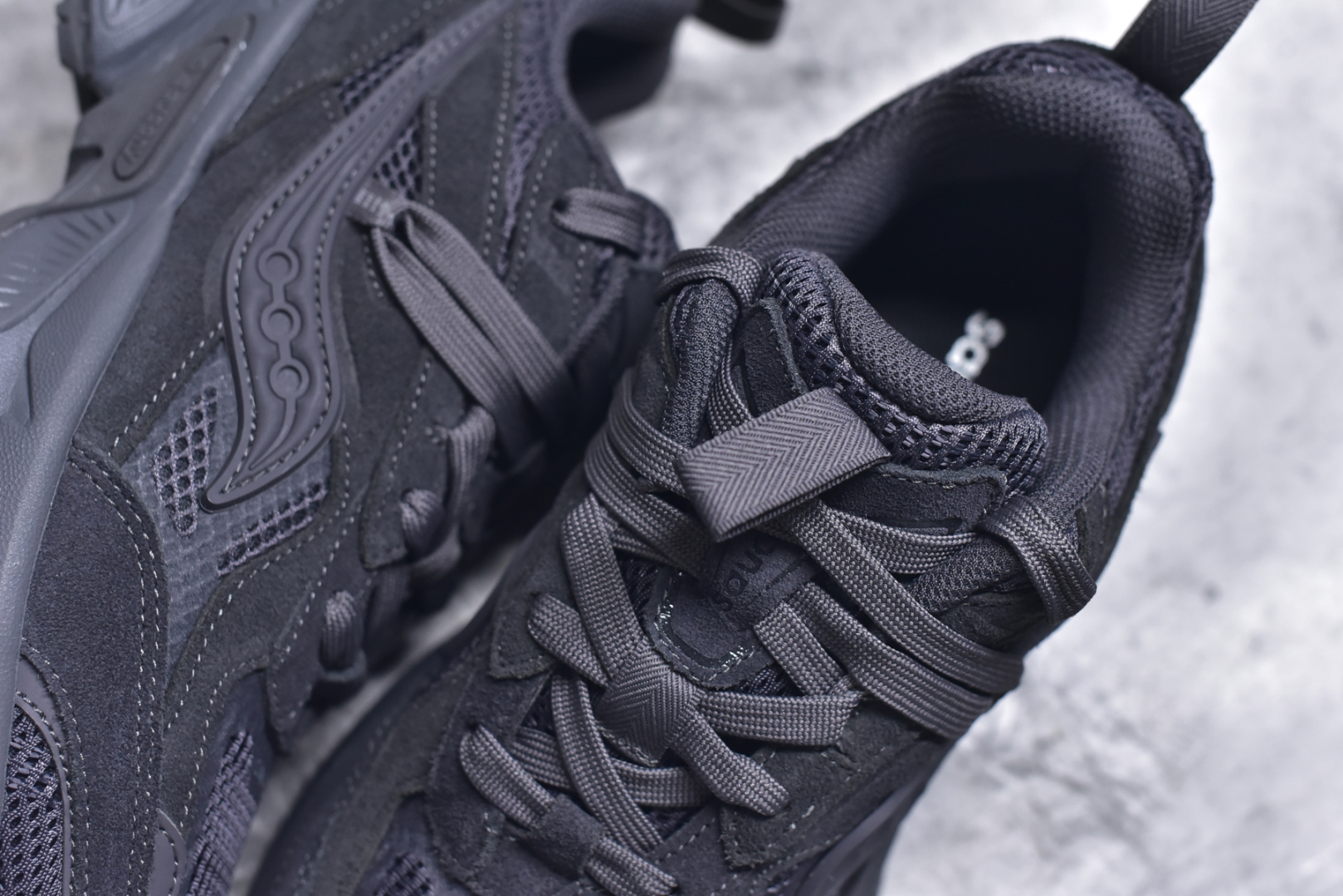 图片[9]-#Saucony 2k Cavalry 索康尼骑士2K系列低帮复古老爹风增高休闲运动慢跑鞋 创立至今已经125周年的Saucony一直致力于打造专业性能的跑鞋 让跑者们拥有极致的运动体验 同时大量Saucony Originals的鞋型与外观设计一直被奉为经典 它们身上的复古时尚基因影响了潮流文化的发展 引领着新世代的审美 这一次Saucony Originals带来全新2K CAVALRY「骑士鞋」从经典鞋型中出发 结合当今潮流的设计 演绎不一样的千禧魅力 在本次「House Of Saucony」快闪空间 Saucony重磅发布了全新鞋款：骑士鞋 2K CAVALRY 全新的 2K CAVALRY在Saucony人气常青鞋款Cohesion 2K的基础上重新设计 外形上2K CAVALRY延续了Cohesion 2K的基因 采用了极具辨识度的千禧年风格跑鞋廓形设计 个性且时尚 鞋面加入了大量线条勾勒 与Saucony的经典Logo完美融合 带来了层次感的同时提供了视觉冲击力 同时大底部分采用了更加夸张的厚底设计 增强了鞋子的时尚属性的同时带来了增高效果 全新的 2K CAVALRY采用了低饱和度的颜色设计 以银灰色为主 更加简约百搭 适合不同风格的年轻人 尺码：36-45-选品中心