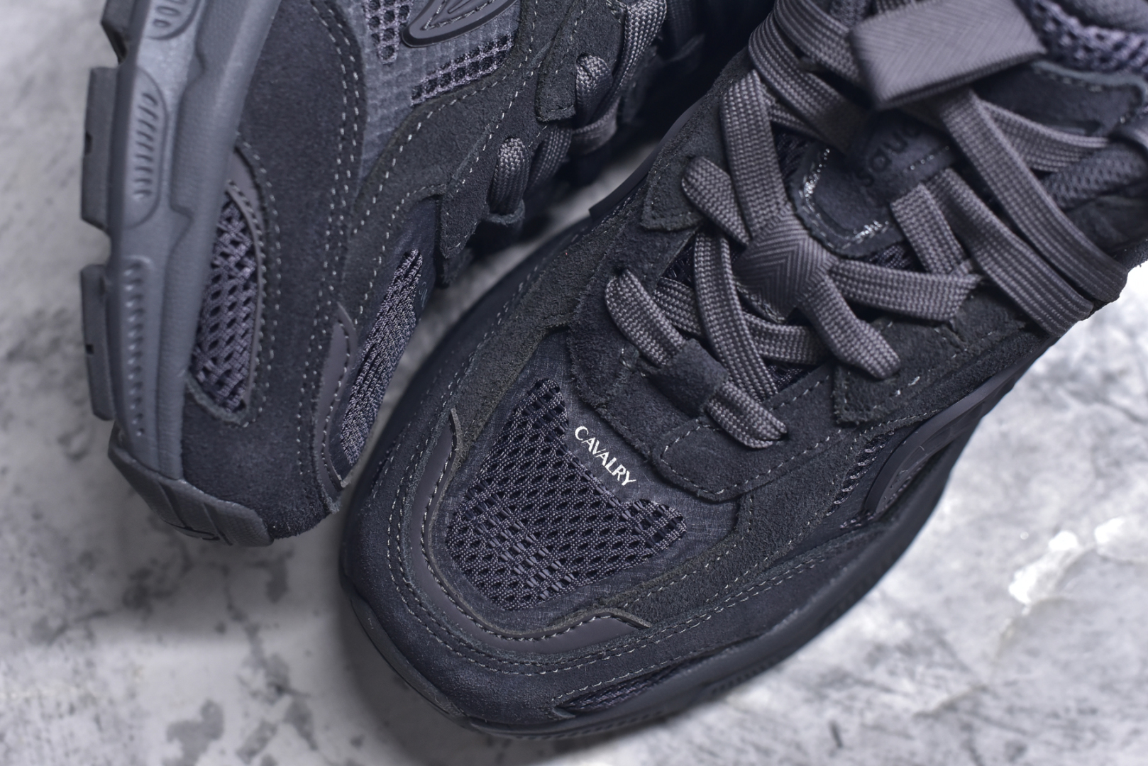 图片[8]-#Saucony 2k Cavalry 索康尼骑士2K系列低帮复古老爹风增高休闲运动慢跑鞋 创立至今已经125周年的Saucony一直致力于打造专业性能的跑鞋 让跑者们拥有极致的运动体验 同时大量Saucony Originals的鞋型与外观设计一直被奉为经典 它们身上的复古时尚基因影响了潮流文化的发展 引领着新世代的审美 这一次Saucony Originals带来全新2K CAVALRY「骑士鞋」从经典鞋型中出发 结合当今潮流的设计 演绎不一样的千禧魅力 在本次「House Of Saucony」快闪空间 Saucony重磅发布了全新鞋款：骑士鞋 2K CAVALRY 全新的 2K CAVALRY在Saucony人气常青鞋款Cohesion 2K的基础上重新设计 外形上2K CAVALRY延续了Cohesion 2K的基因 采用了极具辨识度的千禧年风格跑鞋廓形设计 个性且时尚 鞋面加入了大量线条勾勒 与Saucony的经典Logo完美融合 带来了层次感的同时提供了视觉冲击力 同时大底部分采用了更加夸张的厚底设计 增强了鞋子的时尚属性的同时带来了增高效果 全新的 2K CAVALRY采用了低饱和度的颜色设计 以银灰色为主 更加简约百搭 适合不同风格的年轻人 尺码：36-45-选品中心