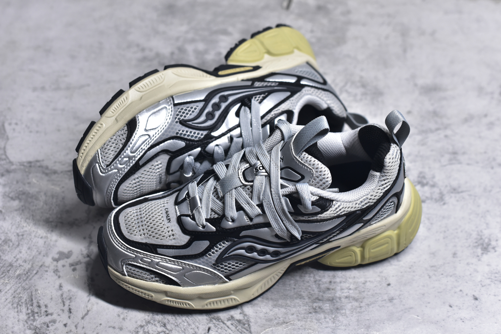 图片[7]-#Saucony 2k Cavalry 索康尼骑士2K系列低帮复古老爹风增高休闲运动慢跑鞋 创立至今已经125周年的Saucony一直致力于打造专业性能的跑鞋 让跑者们拥有极致的运动体验 同时大量Saucony Originals的鞋型与外观设计一直被奉为经典 它们身上的复古时尚基因影响了潮流文化的发展 引领着新世代的审美 这一次Saucony Originals带来全新2K CAVALRY「骑士鞋」从经典鞋型中出发 结合当今潮流的设计 演绎不一样的千禧魅力 在本次「House Of Saucony」快闪空间 Saucony重磅发布了全新鞋款：骑士鞋 2K CAVALRY 全新的 2K CAVALRY在Saucony人气常青鞋款Cohesion 2K的基础上重新设计 外形上2K CAVALRY延续了Cohesion 2K的基因 采用了极具辨识度的千禧年风格跑鞋廓形设计 个性且时尚 鞋面加入了大量线条勾勒 与Saucony的经典Logo完美融合 带来了层次感的同时提供了视觉冲击力 同时大底部分采用了更加夸张的厚底设计 增强了鞋子的时尚属性的同时带来了增高效果 全新的 2K CAVALRY采用了低饱和度的颜色设计 以银灰色为主 更加简约百搭 适合不同风格的年轻人 尺码：36-45-选品中心