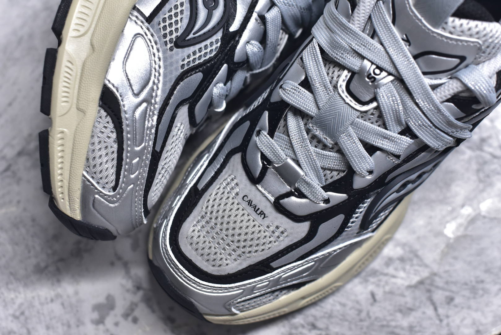 图片[8]-#Saucony 2k Cavalry 索康尼骑士2K系列低帮复古老爹风增高休闲运动慢跑鞋 创立至今已经125周年的Saucony一直致力于打造专业性能的跑鞋 让跑者们拥有极致的运动体验 同时大量Saucony Originals的鞋型与外观设计一直被奉为经典 它们身上的复古时尚基因影响了潮流文化的发展 引领着新世代的审美 这一次Saucony Originals带来全新2K CAVALRY「骑士鞋」从经典鞋型中出发 结合当今潮流的设计 演绎不一样的千禧魅力 在本次「House Of Saucony」快闪空间 Saucony重磅发布了全新鞋款：骑士鞋 2K CAVALRY 全新的 2K CAVALRY在Saucony人气常青鞋款Cohesion 2K的基础上重新设计 外形上2K CAVALRY延续了Cohesion 2K的基因 采用了极具辨识度的千禧年风格跑鞋廓形设计 个性且时尚 鞋面加入了大量线条勾勒 与Saucony的经典Logo完美融合 带来了层次感的同时提供了视觉冲击力 同时大底部分采用了更加夸张的厚底设计 增强了鞋子的时尚属性的同时带来了增高效果 全新的 2K CAVALRY采用了低饱和度的颜色设计 以银灰色为主 更加简约百搭 适合不同风格的年轻人 尺码：36-45-选品中心