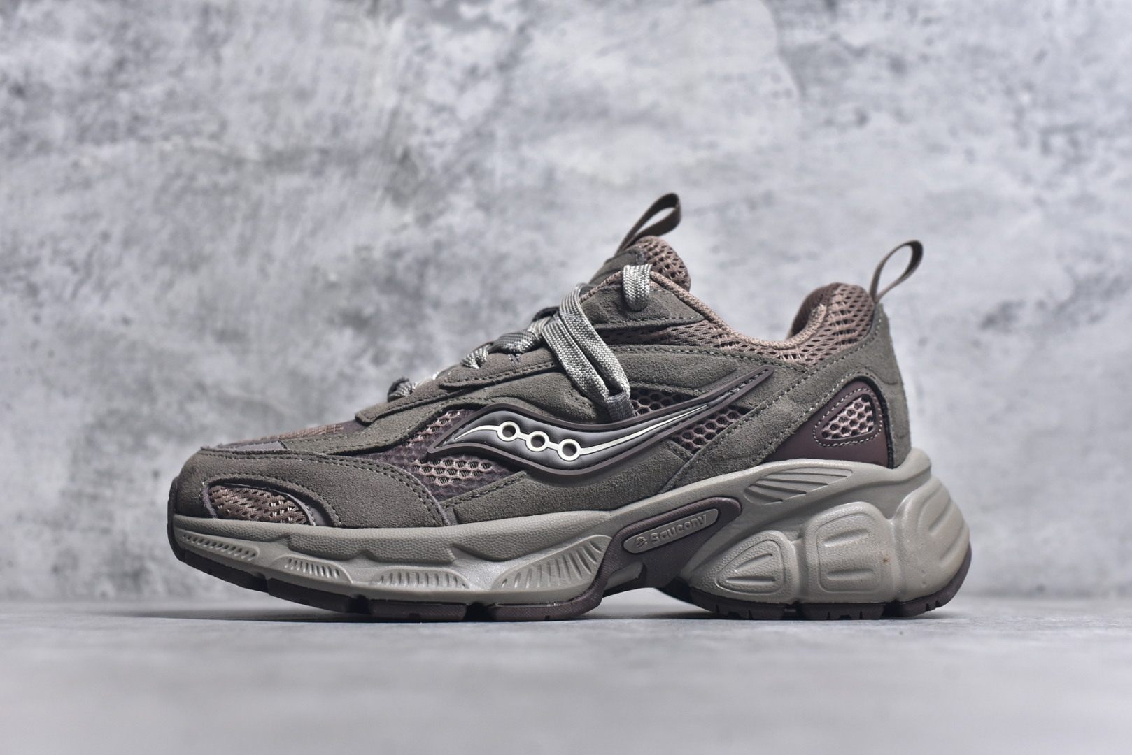 #Saucony 2k Cavalry 索康尼骑士2K系列低帮复古老爹风增高休闲运动慢跑鞋 创立至今已经125周年的Saucony一直致力于打造专业性能的跑鞋 让跑者们拥有极致的运动体验 同时大量Saucony Originals的鞋型与外观设计一直被奉为经典 它们身上的复古时尚基因影响了潮流文化的发展 引领着新世代的审美 这一次Saucony Originals带来全新2K CAVALRY「骑士鞋」从经典鞋型中出发 结合当今潮流的设计 演绎不一样的千禧魅力 在本次「House Of Saucony」快闪空间 Saucony重磅发布了全新鞋款：骑士鞋 2K CAVALRY 全新的 2K CAVALRY在Saucony人气常青鞋款Cohesion 2K的基础上重新设计 外形上2K CAVALRY延续了Cohesion 2K的基因 采用了极具辨识度的千禧年风格跑鞋廓形设计 个性且时尚 鞋面加入了大量线条勾勒 与Saucony的经典Logo完美融合 带来了层次感的同时提供了视觉冲击力 同时大底部分采用了更加夸张的厚底设计 增强了鞋子的时尚属性的同时带来了增高效果 全新的 2K CAVALRY采用了低饱和度的颜色设计 以银灰色为主 更加简约百搭 适合不同风格的年轻人 尺码：36-45-选品中心