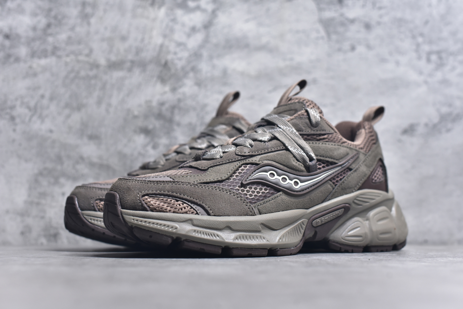 图片[2]-#Saucony 2k Cavalry 索康尼骑士2K系列低帮复古老爹风增高休闲运动慢跑鞋 创立至今已经125周年的Saucony一直致力于打造专业性能的跑鞋 让跑者们拥有极致的运动体验 同时大量Saucony Originals的鞋型与外观设计一直被奉为经典 它们身上的复古时尚基因影响了潮流文化的发展 引领着新世代的审美 这一次Saucony Originals带来全新2K CAVALRY「骑士鞋」从经典鞋型中出发 结合当今潮流的设计 演绎不一样的千禧魅力 在本次「House Of Saucony」快闪空间 Saucony重磅发布了全新鞋款：骑士鞋 2K CAVALRY 全新的 2K CAVALRY在Saucony人气常青鞋款Cohesion 2K的基础上重新设计 外形上2K CAVALRY延续了Cohesion 2K的基因 采用了极具辨识度的千禧年风格跑鞋廓形设计 个性且时尚 鞋面加入了大量线条勾勒 与Saucony的经典Logo完美融合 带来了层次感的同时提供了视觉冲击力 同时大底部分采用了更加夸张的厚底设计 增强了鞋子的时尚属性的同时带来了增高效果 全新的 2K CAVALRY采用了低饱和度的颜色设计 以银灰色为主 更加简约百搭 适合不同风格的年轻人 尺码：36-45-选品中心