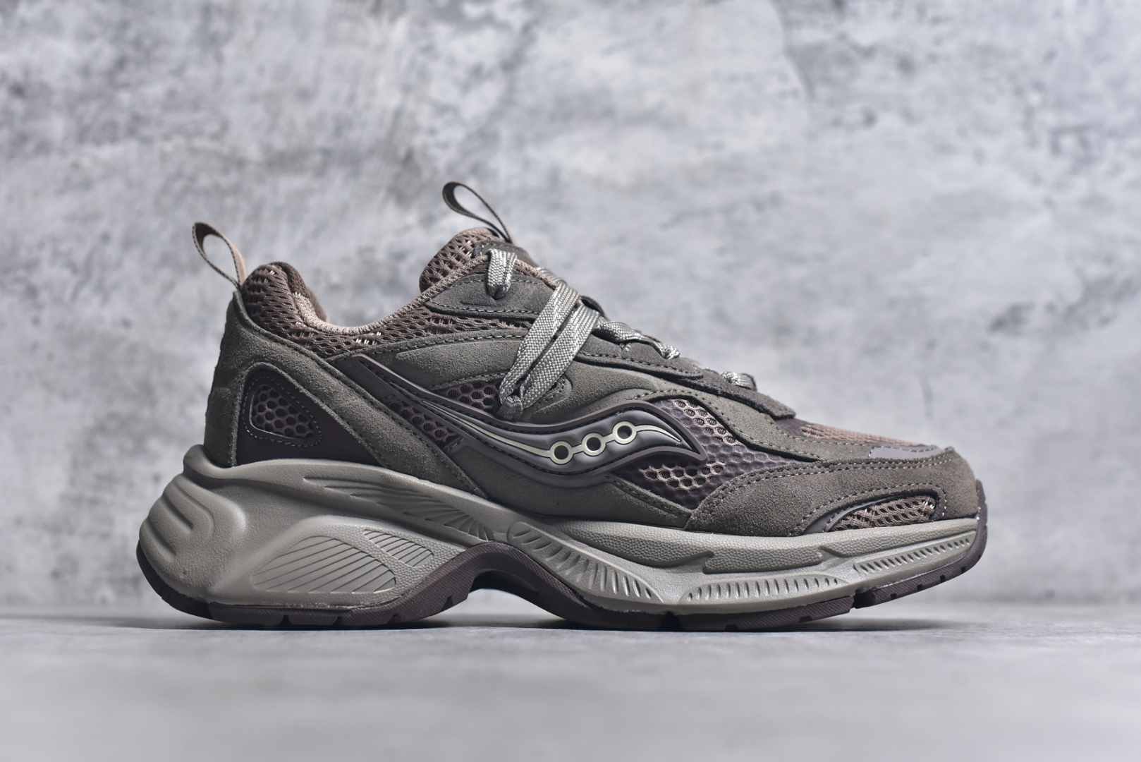 图片[3]-#Saucony 2k Cavalry 索康尼骑士2K系列低帮复古老爹风增高休闲运动慢跑鞋 创立至今已经125周年的Saucony一直致力于打造专业性能的跑鞋 让跑者们拥有极致的运动体验 同时大量Saucony Originals的鞋型与外观设计一直被奉为经典 它们身上的复古时尚基因影响了潮流文化的发展 引领着新世代的审美 这一次Saucony Originals带来全新2K CAVALRY「骑士鞋」从经典鞋型中出发 结合当今潮流的设计 演绎不一样的千禧魅力 在本次「House Of Saucony」快闪空间 Saucony重磅发布了全新鞋款：骑士鞋 2K CAVALRY 全新的 2K CAVALRY在Saucony人气常青鞋款Cohesion 2K的基础上重新设计 外形上2K CAVALRY延续了Cohesion 2K的基因 采用了极具辨识度的千禧年风格跑鞋廓形设计 个性且时尚 鞋面加入了大量线条勾勒 与Saucony的经典Logo完美融合 带来了层次感的同时提供了视觉冲击力 同时大底部分采用了更加夸张的厚底设计 增强了鞋子的时尚属性的同时带来了增高效果 全新的 2K CAVALRY采用了低饱和度的颜色设计 以银灰色为主 更加简约百搭 适合不同风格的年轻人 尺码：36-45-选品中心