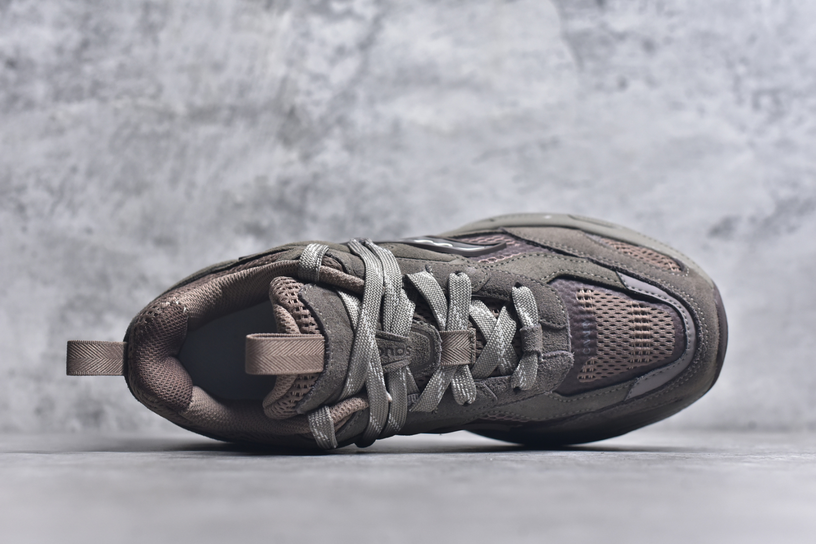 图片[4]-#Saucony 2k Cavalry 索康尼骑士2K系列低帮复古老爹风增高休闲运动慢跑鞋 创立至今已经125周年的Saucony一直致力于打造专业性能的跑鞋 让跑者们拥有极致的运动体验 同时大量Saucony Originals的鞋型与外观设计一直被奉为经典 它们身上的复古时尚基因影响了潮流文化的发展 引领着新世代的审美 这一次Saucony Originals带来全新2K CAVALRY「骑士鞋」从经典鞋型中出发 结合当今潮流的设计 演绎不一样的千禧魅力 在本次「House Of Saucony」快闪空间 Saucony重磅发布了全新鞋款：骑士鞋 2K CAVALRY 全新的 2K CAVALRY在Saucony人气常青鞋款Cohesion 2K的基础上重新设计 外形上2K CAVALRY延续了Cohesion 2K的基因 采用了极具辨识度的千禧年风格跑鞋廓形设计 个性且时尚 鞋面加入了大量线条勾勒 与Saucony的经典Logo完美融合 带来了层次感的同时提供了视觉冲击力 同时大底部分采用了更加夸张的厚底设计 增强了鞋子的时尚属性的同时带来了增高效果 全新的 2K CAVALRY采用了低饱和度的颜色设计 以银灰色为主 更加简约百搭 适合不同风格的年轻人 尺码：36-45-选品中心