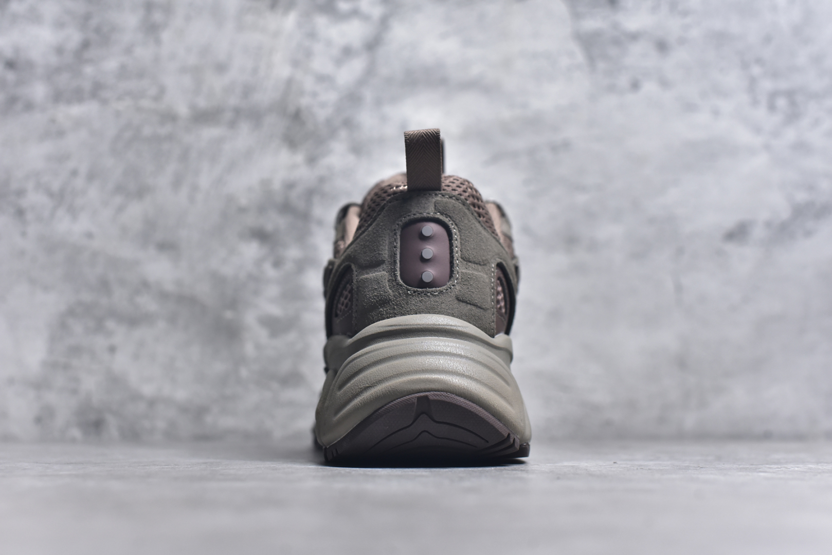 图片[5]-#Saucony 2k Cavalry 索康尼骑士2K系列低帮复古老爹风增高休闲运动慢跑鞋 创立至今已经125周年的Saucony一直致力于打造专业性能的跑鞋 让跑者们拥有极致的运动体验 同时大量Saucony Originals的鞋型与外观设计一直被奉为经典 它们身上的复古时尚基因影响了潮流文化的发展 引领着新世代的审美 这一次Saucony Originals带来全新2K CAVALRY「骑士鞋」从经典鞋型中出发 结合当今潮流的设计 演绎不一样的千禧魅力 在本次「House Of Saucony」快闪空间 Saucony重磅发布了全新鞋款：骑士鞋 2K CAVALRY 全新的 2K CAVALRY在Saucony人气常青鞋款Cohesion 2K的基础上重新设计 外形上2K CAVALRY延续了Cohesion 2K的基因 采用了极具辨识度的千禧年风格跑鞋廓形设计 个性且时尚 鞋面加入了大量线条勾勒 与Saucony的经典Logo完美融合 带来了层次感的同时提供了视觉冲击力 同时大底部分采用了更加夸张的厚底设计 增强了鞋子的时尚属性的同时带来了增高效果 全新的 2K CAVALRY采用了低饱和度的颜色设计 以银灰色为主 更加简约百搭 适合不同风格的年轻人 尺码：36-45-选品中心