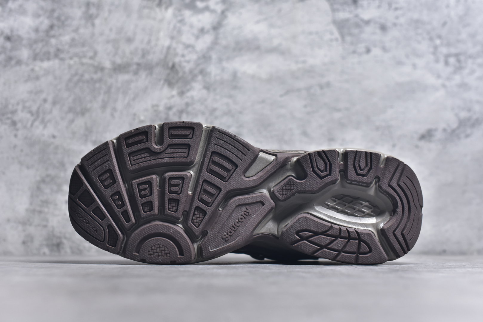 图片[6]-#Saucony 2k Cavalry 索康尼骑士2K系列低帮复古老爹风增高休闲运动慢跑鞋 创立至今已经125周年的Saucony一直致力于打造专业性能的跑鞋 让跑者们拥有极致的运动体验 同时大量Saucony Originals的鞋型与外观设计一直被奉为经典 它们身上的复古时尚基因影响了潮流文化的发展 引领着新世代的审美 这一次Saucony Originals带来全新2K CAVALRY「骑士鞋」从经典鞋型中出发 结合当今潮流的设计 演绎不一样的千禧魅力 在本次「House Of Saucony」快闪空间 Saucony重磅发布了全新鞋款：骑士鞋 2K CAVALRY 全新的 2K CAVALRY在Saucony人气常青鞋款Cohesion 2K的基础上重新设计 外形上2K CAVALRY延续了Cohesion 2K的基因 采用了极具辨识度的千禧年风格跑鞋廓形设计 个性且时尚 鞋面加入了大量线条勾勒 与Saucony的经典Logo完美融合 带来了层次感的同时提供了视觉冲击力 同时大底部分采用了更加夸张的厚底设计 增强了鞋子的时尚属性的同时带来了增高效果 全新的 2K CAVALRY采用了低饱和度的颜色设计 以银灰色为主 更加简约百搭 适合不同风格的年轻人 尺码：36-45-选品中心