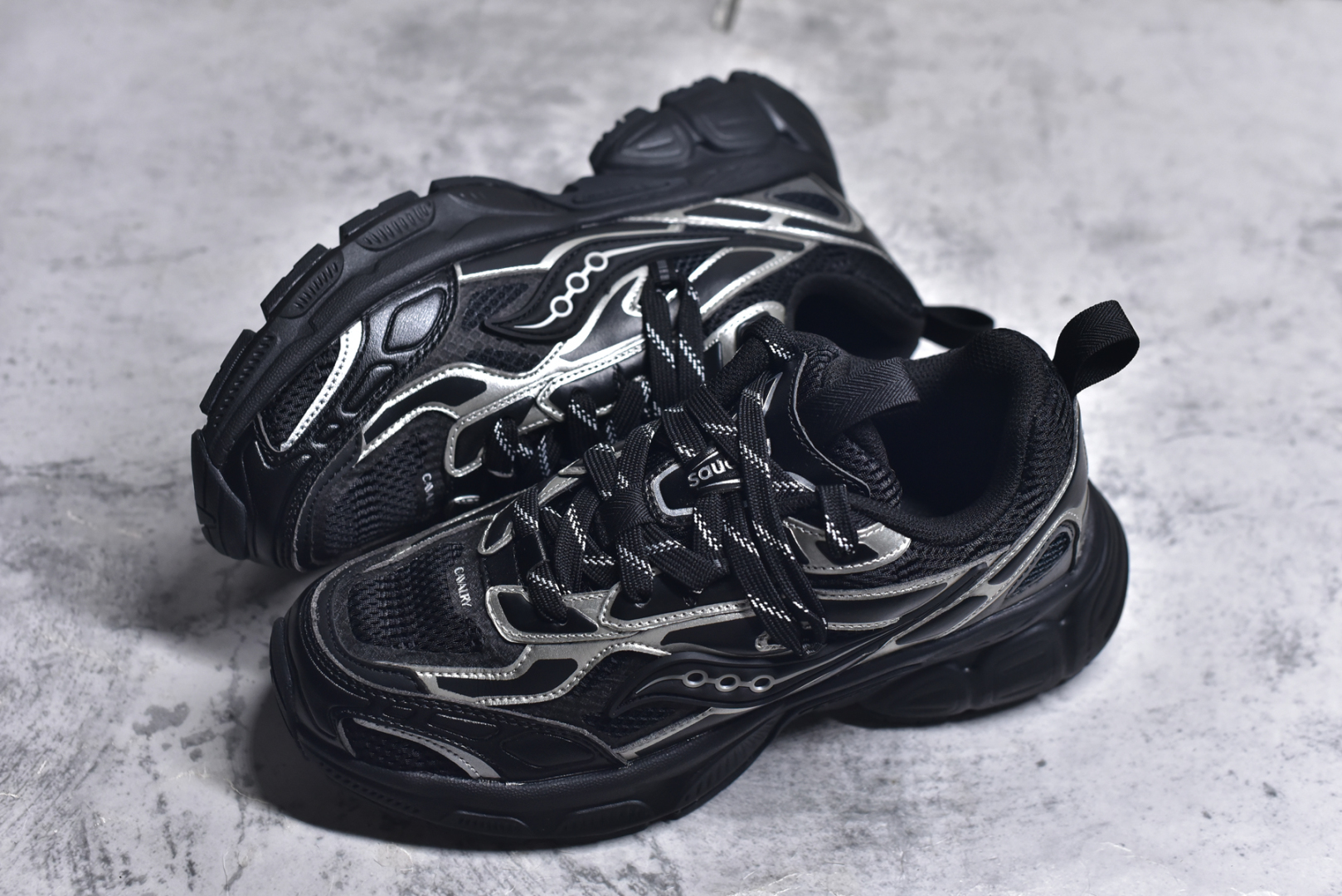图片[7]-#Saucony 2k Cavalry 索康尼骑士2K系列低帮复古老爹风增高休闲运动慢跑鞋 创立至今已经125周年的Saucony一直致力于打造专业性能的跑鞋 让跑者们拥有极致的运动体验 同时大量Saucony Originals的鞋型与外观设计一直被奉为经典 它们身上的复古时尚基因影响了潮流文化的发展 引领着新世代的审美 这一次Saucony Originals带来全新2K CAVALRY「骑士鞋」从经典鞋型中出发 结合当今潮流的设计 演绎不一样的千禧魅力 在本次「House Of Saucony」快闪空间 Saucony重磅发布了全新鞋款：骑士鞋 2K CAVALRY 全新的 2K CAVALRY在Saucony人气常青鞋款Cohesion 2K的基础上重新设计 外形上2K CAVALRY延续了Cohesion 2K的基因 采用了极具辨识度的千禧年风格跑鞋廓形设计 个性且时尚 鞋面加入了大量线条勾勒 与Saucony的经典Logo完美融合 带来了层次感的同时提供了视觉冲击力 同时大底部分采用了更加夸张的厚底设计 增强了鞋子的时尚属性的同时带来了增高效果 全新的 2K CAVALRY采用了低饱和度的颜色设计 以银灰色为主 更加简约百搭 适合不同风格的年轻人 尺码：36-45-选品中心
