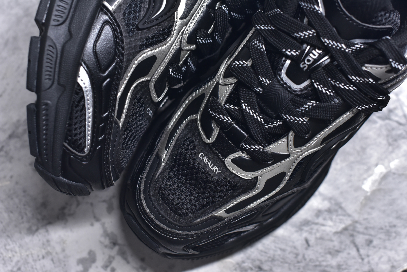 图片[8]-#Saucony 2k Cavalry 索康尼骑士2K系列低帮复古老爹风增高休闲运动慢跑鞋 创立至今已经125周年的Saucony一直致力于打造专业性能的跑鞋 让跑者们拥有极致的运动体验 同时大量Saucony Originals的鞋型与外观设计一直被奉为经典 它们身上的复古时尚基因影响了潮流文化的发展 引领着新世代的审美 这一次Saucony Originals带来全新2K CAVALRY「骑士鞋」从经典鞋型中出发 结合当今潮流的设计 演绎不一样的千禧魅力 在本次「House Of Saucony」快闪空间 Saucony重磅发布了全新鞋款：骑士鞋 2K CAVALRY 全新的 2K CAVALRY在Saucony人气常青鞋款Cohesion 2K的基础上重新设计 外形上2K CAVALRY延续了Cohesion 2K的基因 采用了极具辨识度的千禧年风格跑鞋廓形设计 个性且时尚 鞋面加入了大量线条勾勒 与Saucony的经典Logo完美融合 带来了层次感的同时提供了视觉冲击力 同时大底部分采用了更加夸张的厚底设计 增强了鞋子的时尚属性的同时带来了增高效果 全新的 2K CAVALRY采用了低饱和度的颜色设计 以银灰色为主 更加简约百搭 适合不同风格的年轻人 尺码：36-45-选品中心
