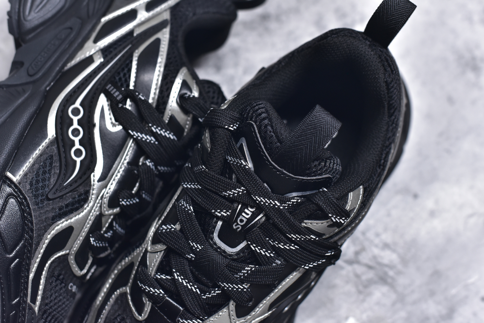 图片[9]-#Saucony 2k Cavalry 索康尼骑士2K系列低帮复古老爹风增高休闲运动慢跑鞋 创立至今已经125周年的Saucony一直致力于打造专业性能的跑鞋 让跑者们拥有极致的运动体验 同时大量Saucony Originals的鞋型与外观设计一直被奉为经典 它们身上的复古时尚基因影响了潮流文化的发展 引领着新世代的审美 这一次Saucony Originals带来全新2K CAVALRY「骑士鞋」从经典鞋型中出发 结合当今潮流的设计 演绎不一样的千禧魅力 在本次「House Of Saucony」快闪空间 Saucony重磅发布了全新鞋款：骑士鞋 2K CAVALRY 全新的 2K CAVALRY在Saucony人气常青鞋款Cohesion 2K的基础上重新设计 外形上2K CAVALRY延续了Cohesion 2K的基因 采用了极具辨识度的千禧年风格跑鞋廓形设计 个性且时尚 鞋面加入了大量线条勾勒 与Saucony的经典Logo完美融合 带来了层次感的同时提供了视觉冲击力 同时大底部分采用了更加夸张的厚底设计 增强了鞋子的时尚属性的同时带来了增高效果 全新的 2K CAVALRY采用了低饱和度的颜色设计 以银灰色为主 更加简约百搭 适合不同风格的年轻人 尺码：36-45-选品中心