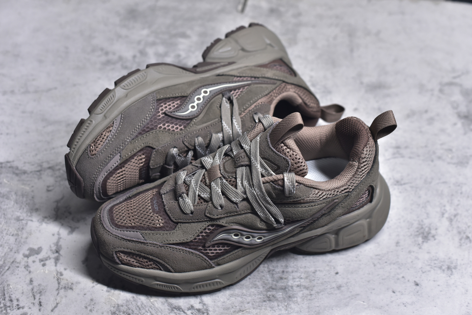 图片[7]-#Saucony 2k Cavalry 索康尼骑士2K系列低帮复古老爹风增高休闲运动慢跑鞋 创立至今已经125周年的Saucony一直致力于打造专业性能的跑鞋 让跑者们拥有极致的运动体验 同时大量Saucony Originals的鞋型与外观设计一直被奉为经典 它们身上的复古时尚基因影响了潮流文化的发展 引领着新世代的审美 这一次Saucony Originals带来全新2K CAVALRY「骑士鞋」从经典鞋型中出发 结合当今潮流的设计 演绎不一样的千禧魅力 在本次「House Of Saucony」快闪空间 Saucony重磅发布了全新鞋款：骑士鞋 2K CAVALRY 全新的 2K CAVALRY在Saucony人气常青鞋款Cohesion 2K的基础上重新设计 外形上2K CAVALRY延续了Cohesion 2K的基因 采用了极具辨识度的千禧年风格跑鞋廓形设计 个性且时尚 鞋面加入了大量线条勾勒 与Saucony的经典Logo完美融合 带来了层次感的同时提供了视觉冲击力 同时大底部分采用了更加夸张的厚底设计 增强了鞋子的时尚属性的同时带来了增高效果 全新的 2K CAVALRY采用了低饱和度的颜色设计 以银灰色为主 更加简约百搭 适合不同风格的年轻人 尺码：36-45-选品中心