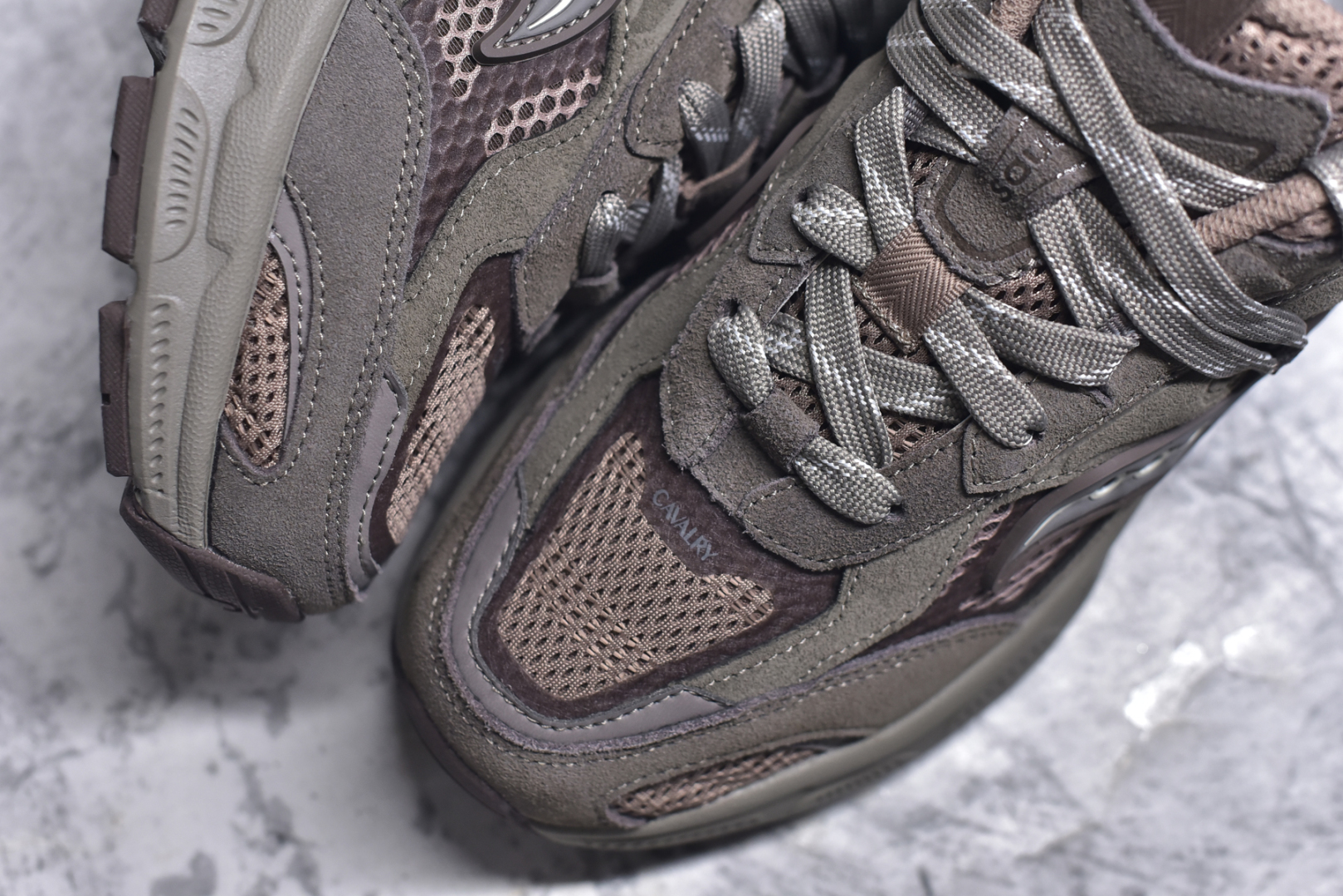 图片[8]-#Saucony 2k Cavalry 索康尼骑士2K系列低帮复古老爹风增高休闲运动慢跑鞋 创立至今已经125周年的Saucony一直致力于打造专业性能的跑鞋 让跑者们拥有极致的运动体验 同时大量Saucony Originals的鞋型与外观设计一直被奉为经典 它们身上的复古时尚基因影响了潮流文化的发展 引领着新世代的审美 这一次Saucony Originals带来全新2K CAVALRY「骑士鞋」从经典鞋型中出发 结合当今潮流的设计 演绎不一样的千禧魅力 在本次「House Of Saucony」快闪空间 Saucony重磅发布了全新鞋款：骑士鞋 2K CAVALRY 全新的 2K CAVALRY在Saucony人气常青鞋款Cohesion 2K的基础上重新设计 外形上2K CAVALRY延续了Cohesion 2K的基因 采用了极具辨识度的千禧年风格跑鞋廓形设计 个性且时尚 鞋面加入了大量线条勾勒 与Saucony的经典Logo完美融合 带来了层次感的同时提供了视觉冲击力 同时大底部分采用了更加夸张的厚底设计 增强了鞋子的时尚属性的同时带来了增高效果 全新的 2K CAVALRY采用了低饱和度的颜色设计 以银灰色为主 更加简约百搭 适合不同风格的年轻人 尺码：36-45-选品中心