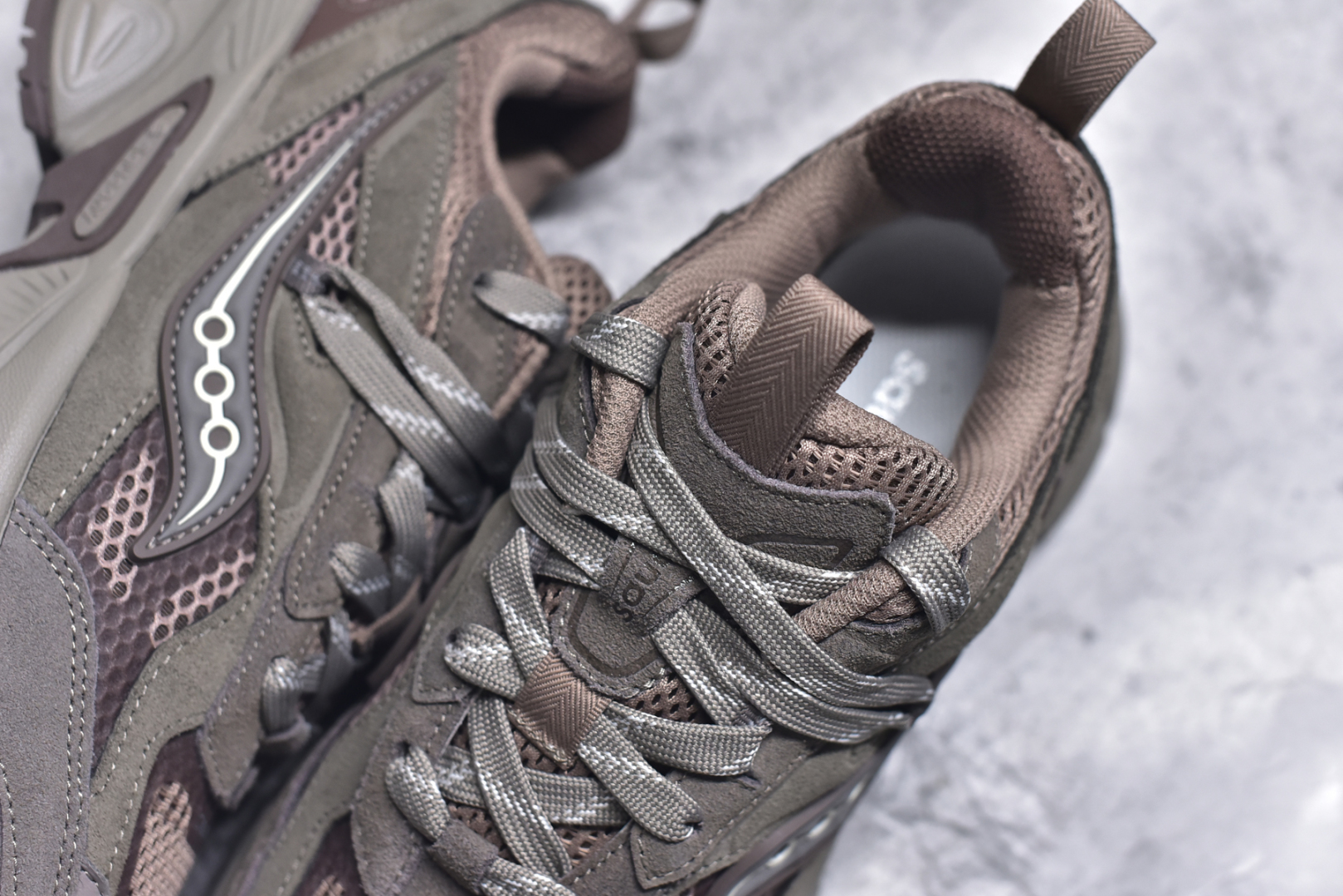 图片[9]-#Saucony 2k Cavalry 索康尼骑士2K系列低帮复古老爹风增高休闲运动慢跑鞋 创立至今已经125周年的Saucony一直致力于打造专业性能的跑鞋 让跑者们拥有极致的运动体验 同时大量Saucony Originals的鞋型与外观设计一直被奉为经典 它们身上的复古时尚基因影响了潮流文化的发展 引领着新世代的审美 这一次Saucony Originals带来全新2K CAVALRY「骑士鞋」从经典鞋型中出发 结合当今潮流的设计 演绎不一样的千禧魅力 在本次「House Of Saucony」快闪空间 Saucony重磅发布了全新鞋款：骑士鞋 2K CAVALRY 全新的 2K CAVALRY在Saucony人气常青鞋款Cohesion 2K的基础上重新设计 外形上2K CAVALRY延续了Cohesion 2K的基因 采用了极具辨识度的千禧年风格跑鞋廓形设计 个性且时尚 鞋面加入了大量线条勾勒 与Saucony的经典Logo完美融合 带来了层次感的同时提供了视觉冲击力 同时大底部分采用了更加夸张的厚底设计 增强了鞋子的时尚属性的同时带来了增高效果 全新的 2K CAVALRY采用了低饱和度的颜色设计 以银灰色为主 更加简约百搭 适合不同风格的年轻人 尺码：36-45-选品中心