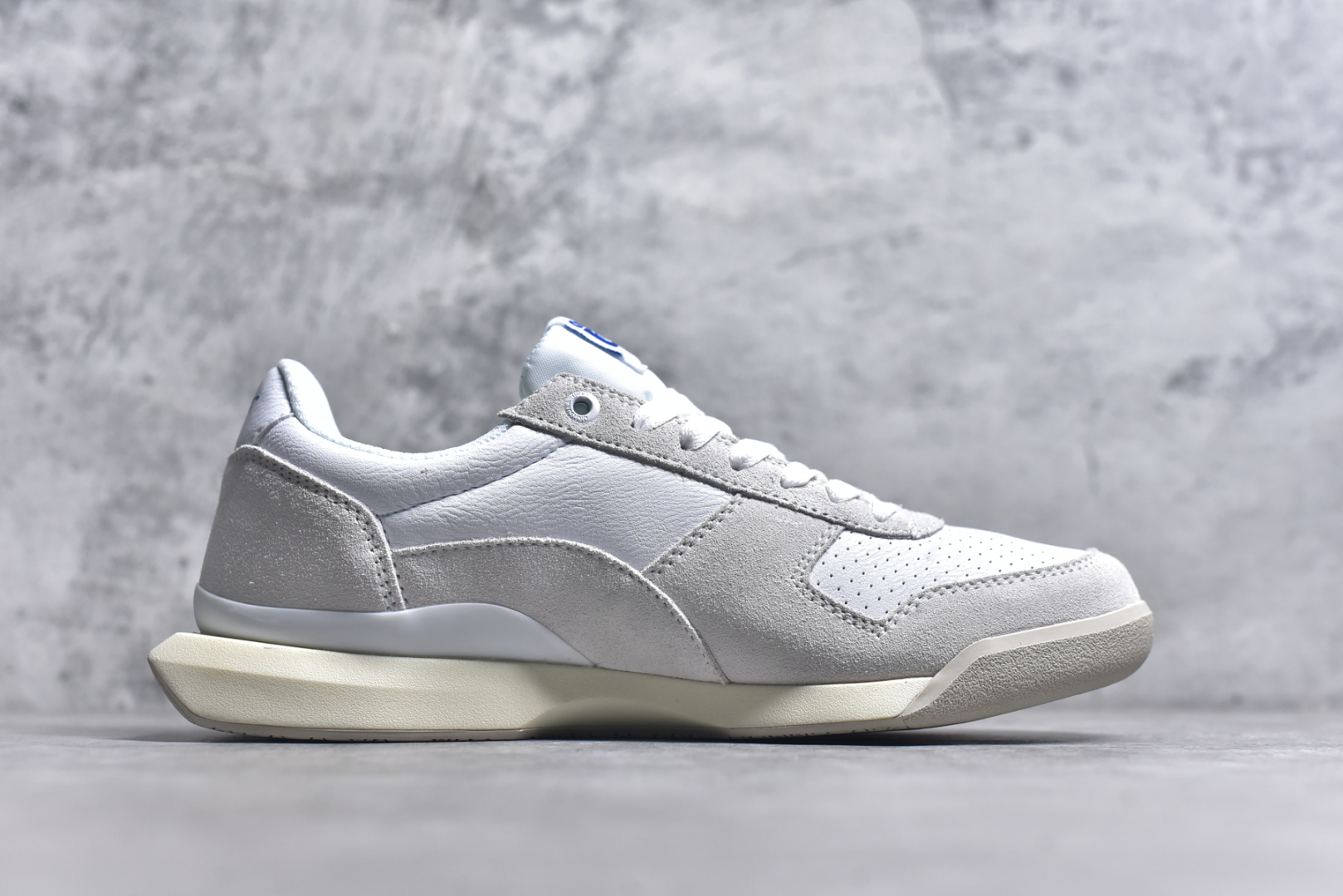 图片[3]-#Asics Onitsuka Tiger Ultimate 81 EX 亚瑟士终极系列低帮复古风百搭皮革休闲运动慢跑鞋 采用软质荔枝纹牛培皮鞋面材质 配置OrthoLite鞋垫 轻质Eva缓震组合耐磨橡胶外底 Onitsuka Tiger 鬼塚虎 ULTIMATE 81EX 1183B510 中性款运动鞋 鞋跟底部的缓震孔设计以及TPU后跟保护片强化稳定性 造就合乎新时代高性能运动鞋标准的现代鞋款 牛皮革鞋面 FLYTEFOAM Propel中底增强缓震性与回弹性 鞋跟处采用fuzeGEL缓震胶科技 强化缓震 OrthoLite鞋垫 进一步强化缓震Gel-Kayano超轻量专业运动慢跑鞋 货号：1183B510 尺码：35.5-45-选品中心