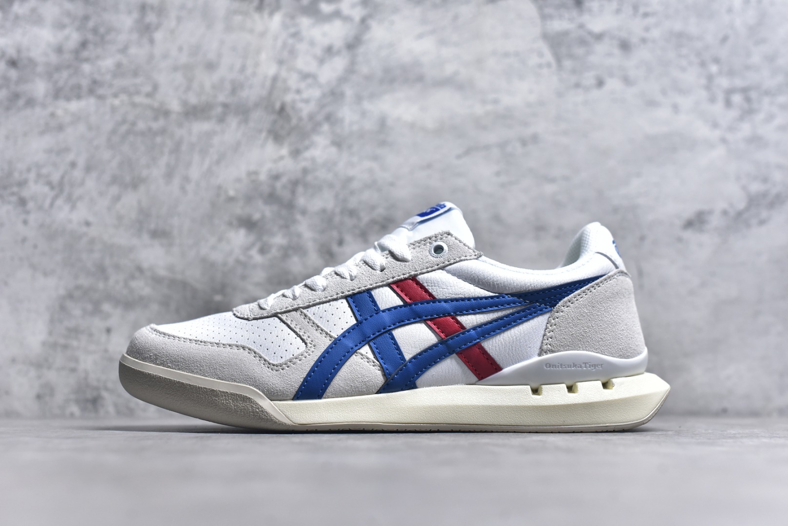 #Asics Onitsuka Tiger Ultimate 81 EX 亚瑟士终极系列低帮复古风百搭皮革休闲运动慢跑鞋 采用软质荔枝纹牛培皮鞋面材质 配置OrthoLite鞋垫 轻质Eva缓震组合耐磨橡胶外底 Onitsuka Tiger 鬼塚虎 ULTIMATE 81EX 1183B510 中性款运动鞋 鞋跟底部的缓震孔设计以及TPU后跟保护片强化稳定性 造就合乎新时代高性能运动鞋标准的现代鞋款 牛皮革鞋面 FLYTEFOAM Propel中底增强缓震性与回弹性 鞋跟处采用fuzeGEL缓震胶科技 强化缓震 OrthoLite鞋垫 进一步强化缓震Gel-Kayano超轻量专业运动慢跑鞋 货号：1183B510 尺码：35.5-45-选品中心
