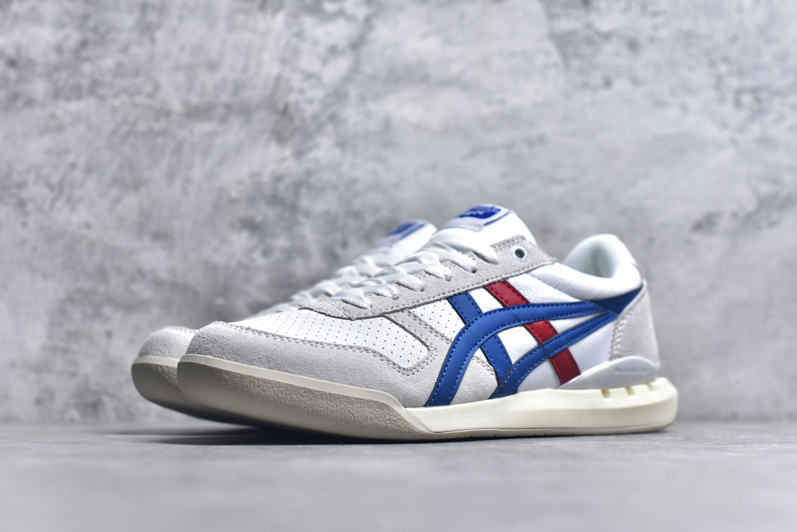 图片[2]-#Asics Onitsuka Tiger Ultimate 81 EX 亚瑟士终极系列低帮复古风百搭皮革休闲运动慢跑鞋 采用软质荔枝纹牛培皮鞋面材质 配置OrthoLite鞋垫 轻质Eva缓震组合耐磨橡胶外底 Onitsuka Tiger 鬼塚虎 ULTIMATE 81EX 1183B510 中性款运动鞋 鞋跟底部的缓震孔设计以及TPU后跟保护片强化稳定性 造就合乎新时代高性能运动鞋标准的现代鞋款 牛皮革鞋面 FLYTEFOAM Propel中底增强缓震性与回弹性 鞋跟处采用fuzeGEL缓震胶科技 强化缓震 OrthoLite鞋垫 进一步强化缓震Gel-Kayano超轻量专业运动慢跑鞋 货号：1183B510 尺码：35.5-45-选品中心