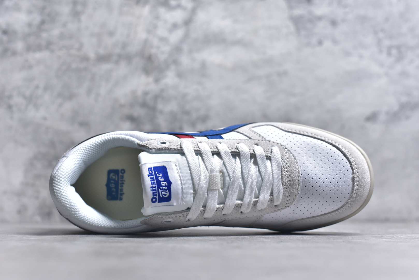 图片[4]-#Asics Onitsuka Tiger Ultimate 81 EX 亚瑟士终极系列低帮复古风百搭皮革休闲运动慢跑鞋 采用软质荔枝纹牛培皮鞋面材质 配置OrthoLite鞋垫 轻质Eva缓震组合耐磨橡胶外底 Onitsuka Tiger 鬼塚虎 ULTIMATE 81EX 1183B510 中性款运动鞋 鞋跟底部的缓震孔设计以及TPU后跟保护片强化稳定性 造就合乎新时代高性能运动鞋标准的现代鞋款 牛皮革鞋面 FLYTEFOAM Propel中底增强缓震性与回弹性 鞋跟处采用fuzeGEL缓震胶科技 强化缓震 OrthoLite鞋垫 进一步强化缓震Gel-Kayano超轻量专业运动慢跑鞋 货号：1183B510 尺码：35.5-45-选品中心